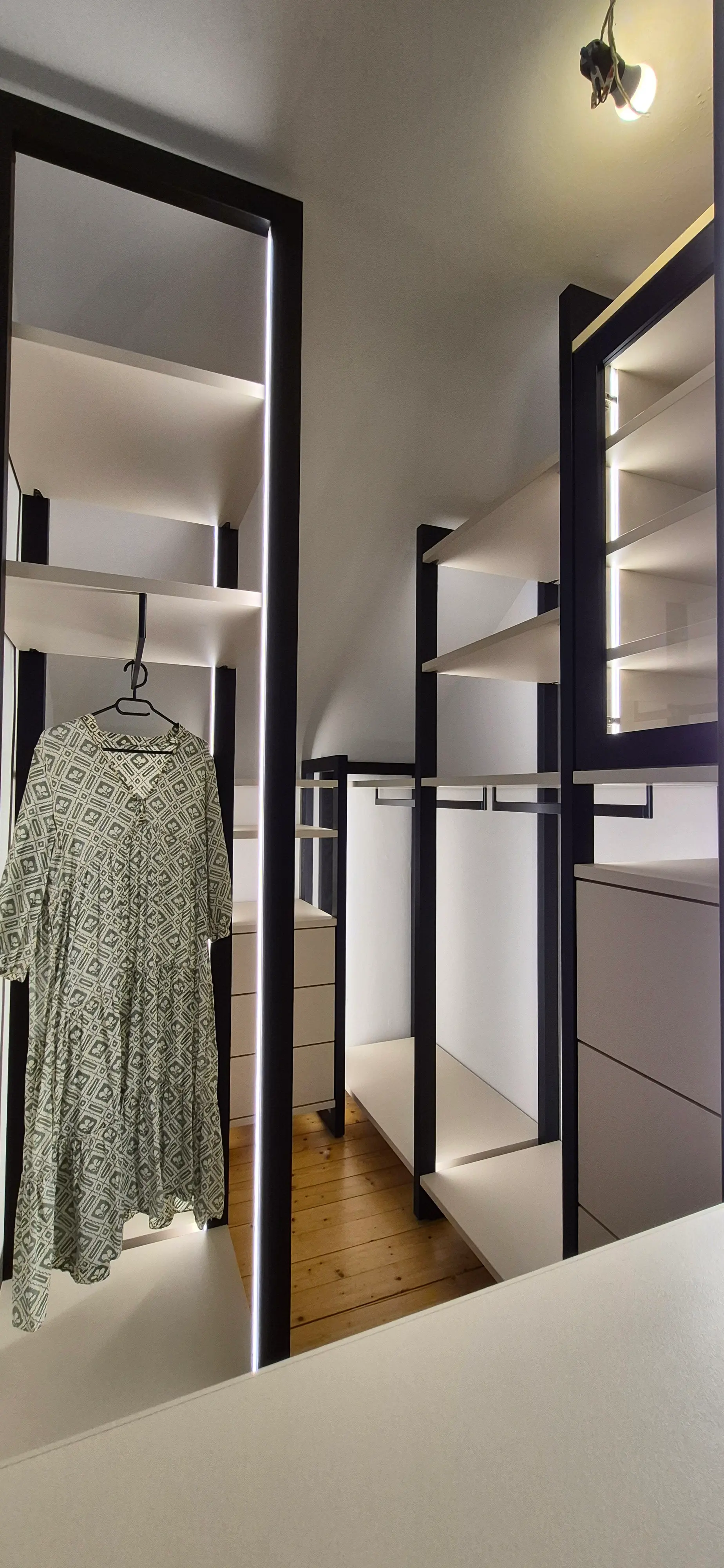 Modernes Ankleidezimmer in Viernheim mit LED-beleuchtetem Regalsystem, Kleiderstange und offenen Stauraumlösungen