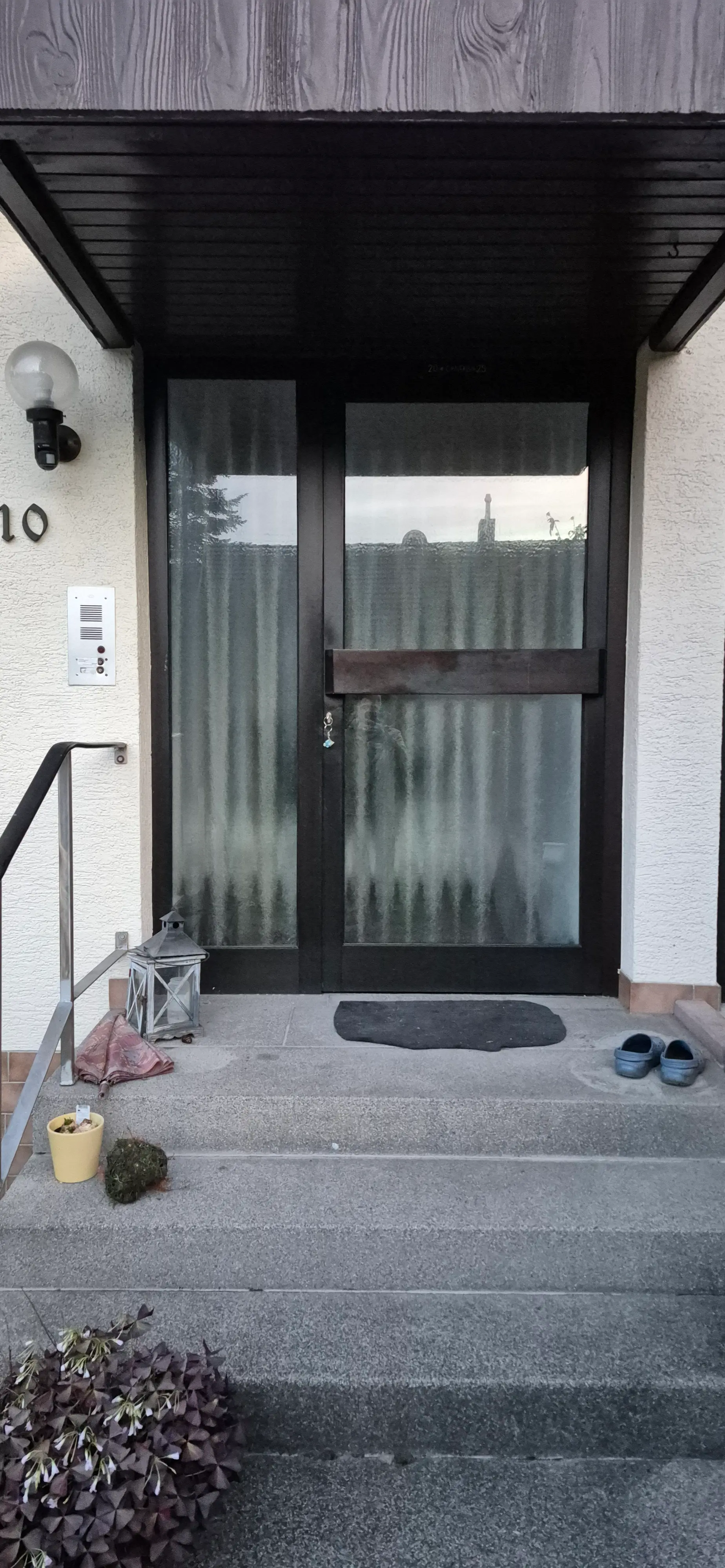 Alte Haustür vor der Modernisierung und dem Austausch gegen eine wärmegedämmte Sicherheitshaustür in Viernheim