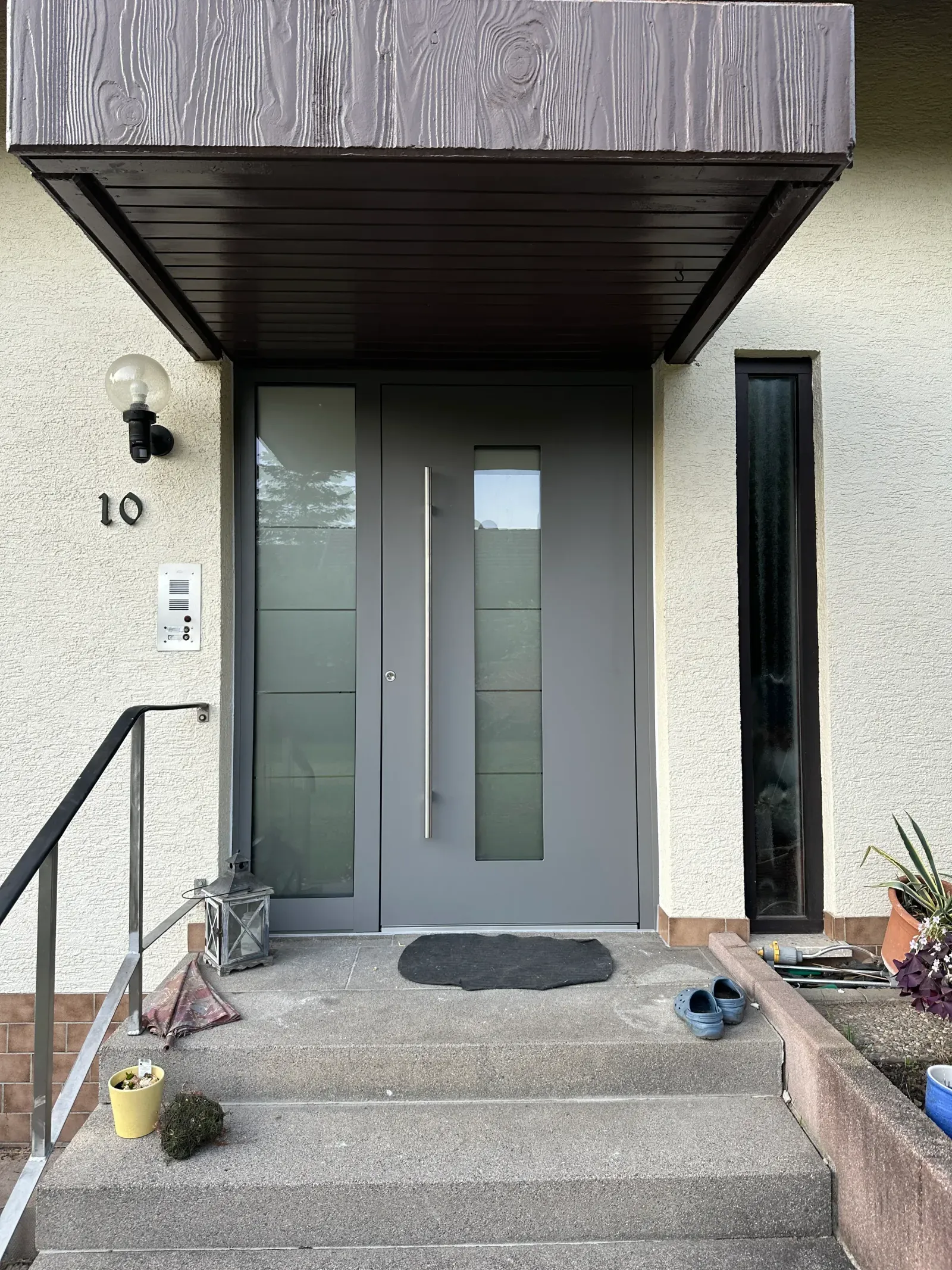 Moderne Aluminium-Haustür mit integriertem Fingerscan und schwarzem Designgriff in Viernheim