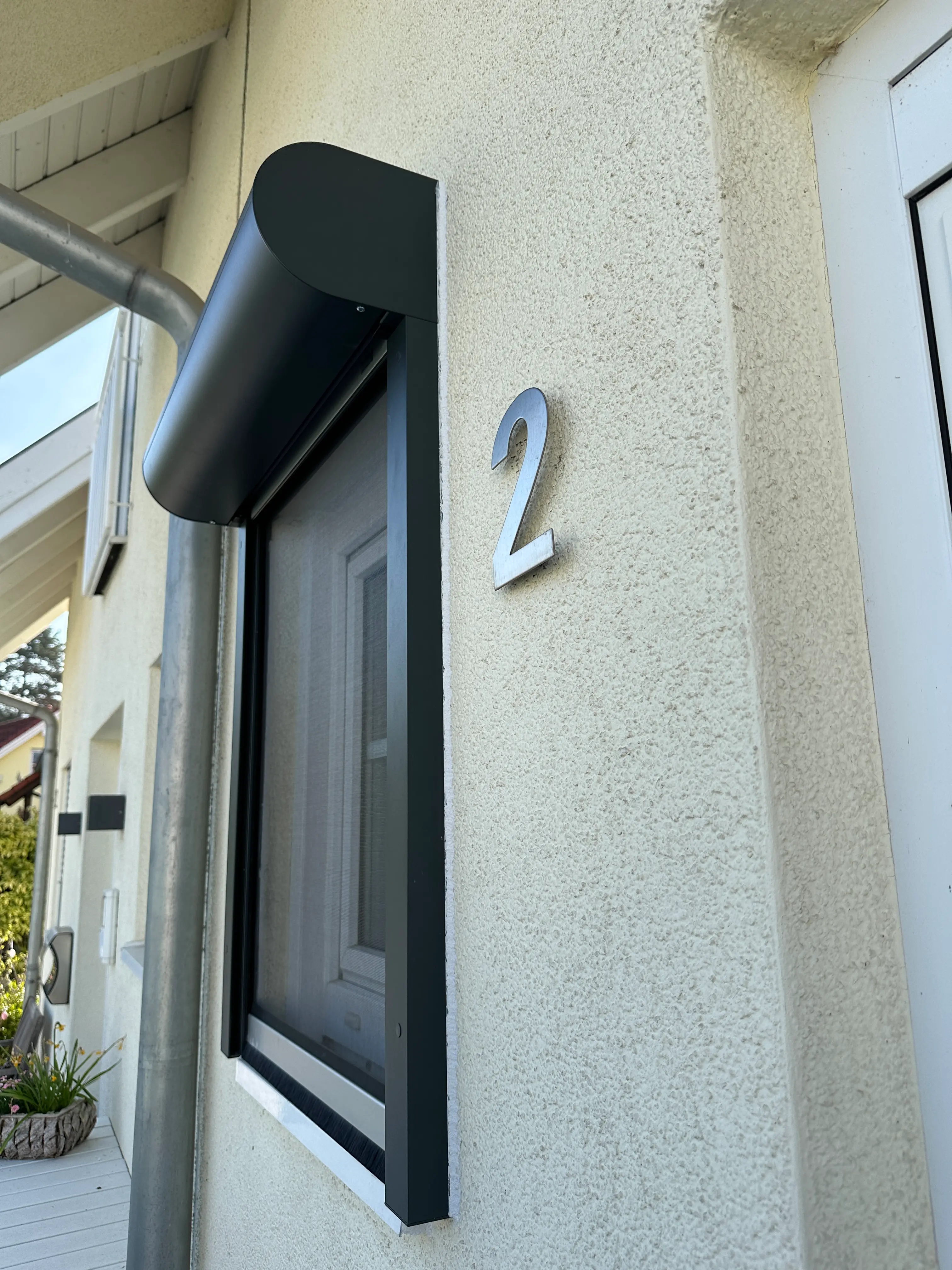 ROMA Vorbaurollladen mit integriertem Insektenschutz an der Fassade eines Wohnhauses in Weinheim montiert