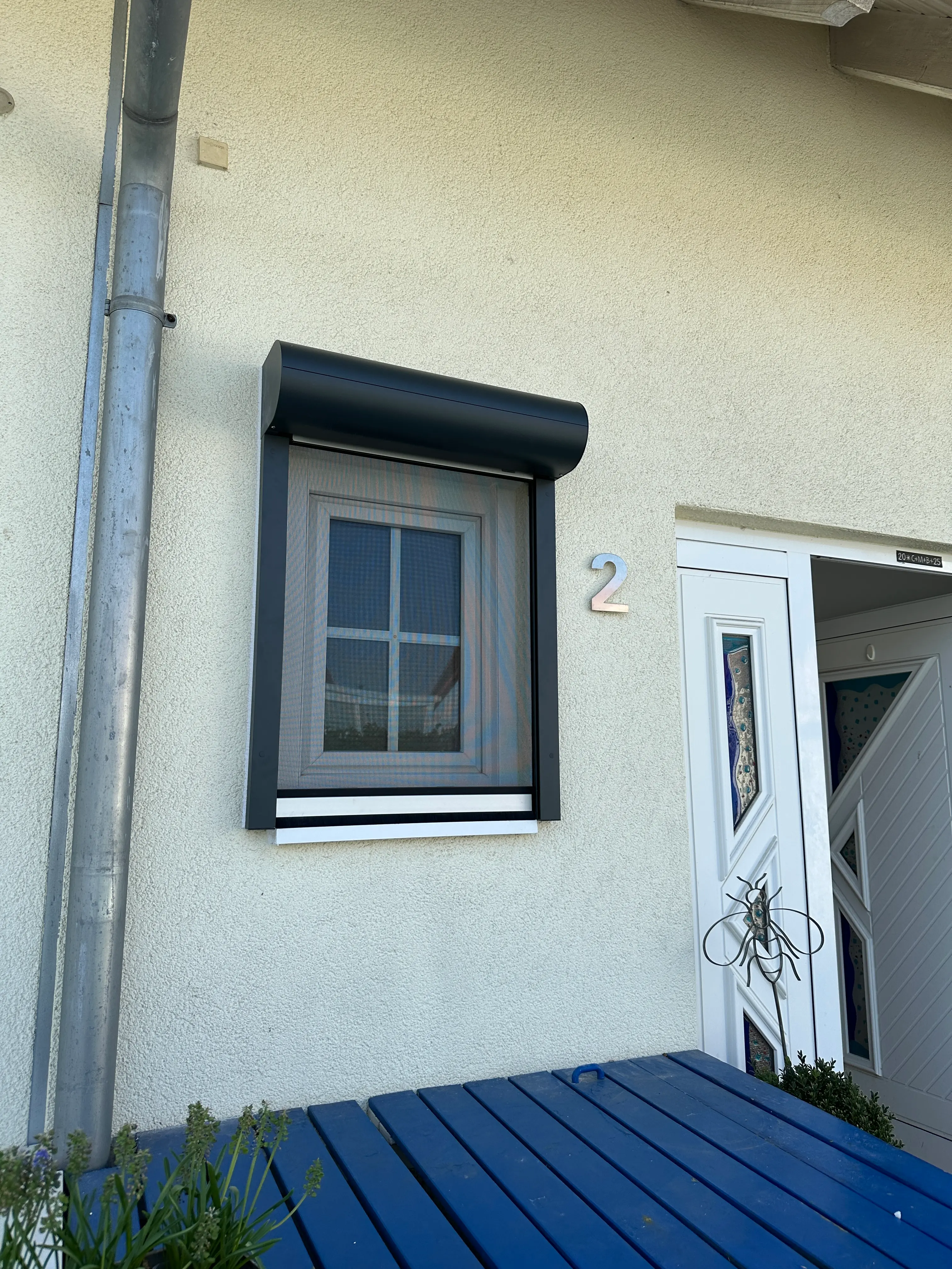 Anthrazitfarbener ROMA Vorbaurollladen mit integriertem Insektenschutz an einem Wohnhaus in Weinheim montiert