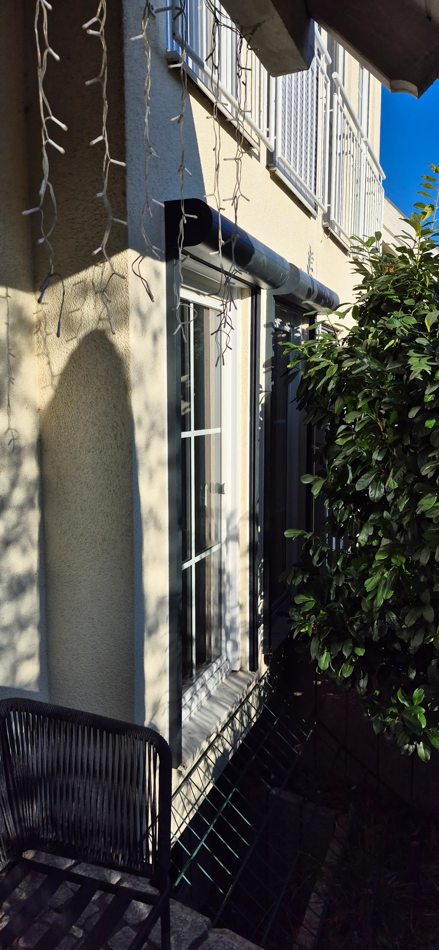 Moderner ROMA Vorbaurollladen in Anthrazit mit integriertem Insektenschutz an einer großen Terrassen-Schiebetür in Weinheim montiert