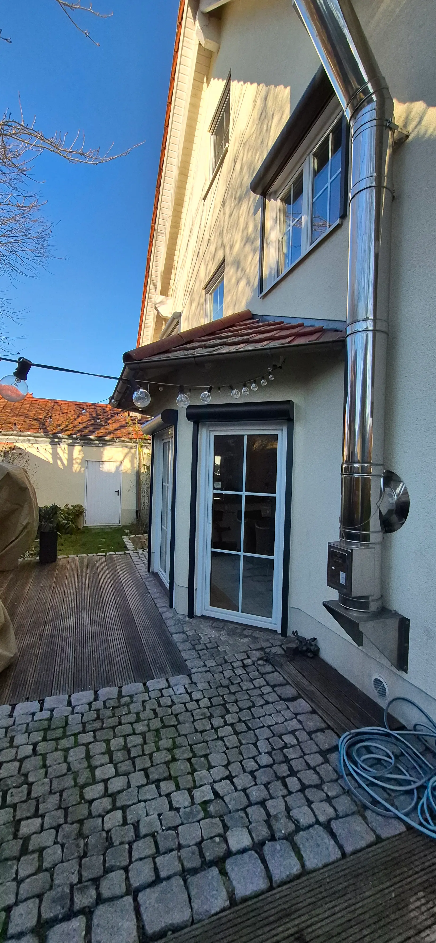 Mehrere anthrazitfarbene ROMA Vorbaurollläden mit integriertem Insektenschutz an der Hausfassade eines Wohnhauses in Weinheim montiert
