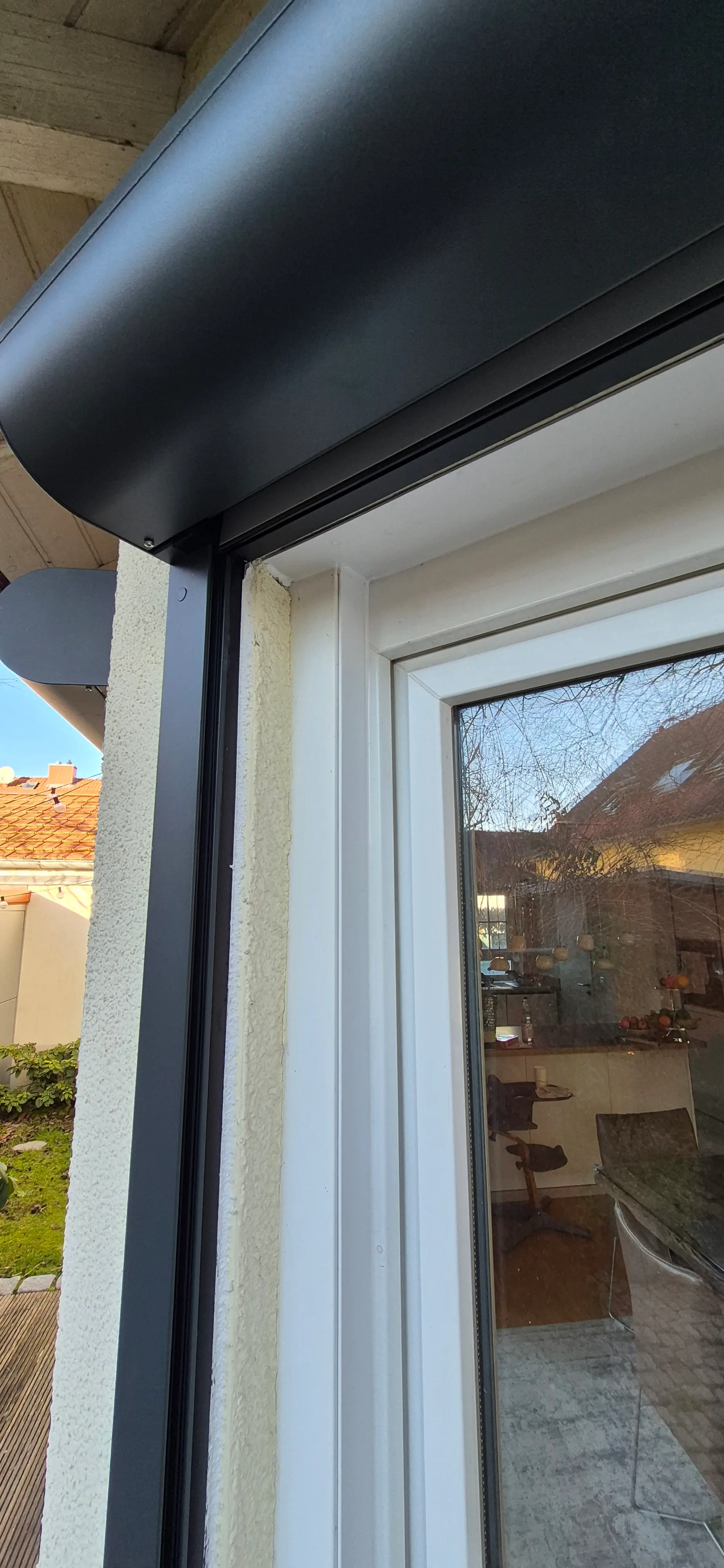 Detailaufnahme eines anthrazitfarbenen ROMA Vorbaurollladens mit integriertem Insektenschutz an einem Fenster in Weinheim