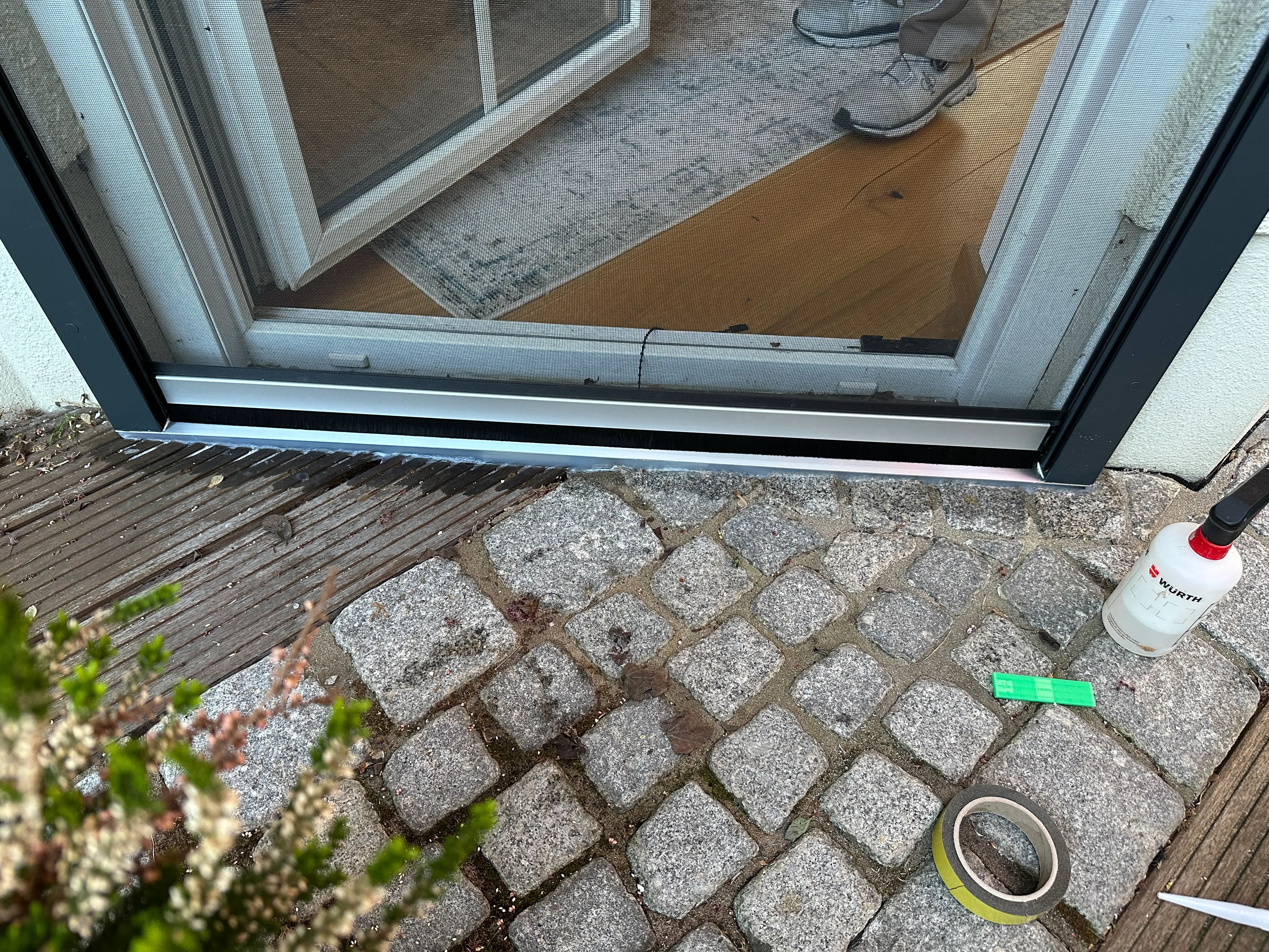 Detailaufnahme des integrierten Insektenschutzes an einer Terrassentür mit ROMA Vorbaurollladen in Weinheim