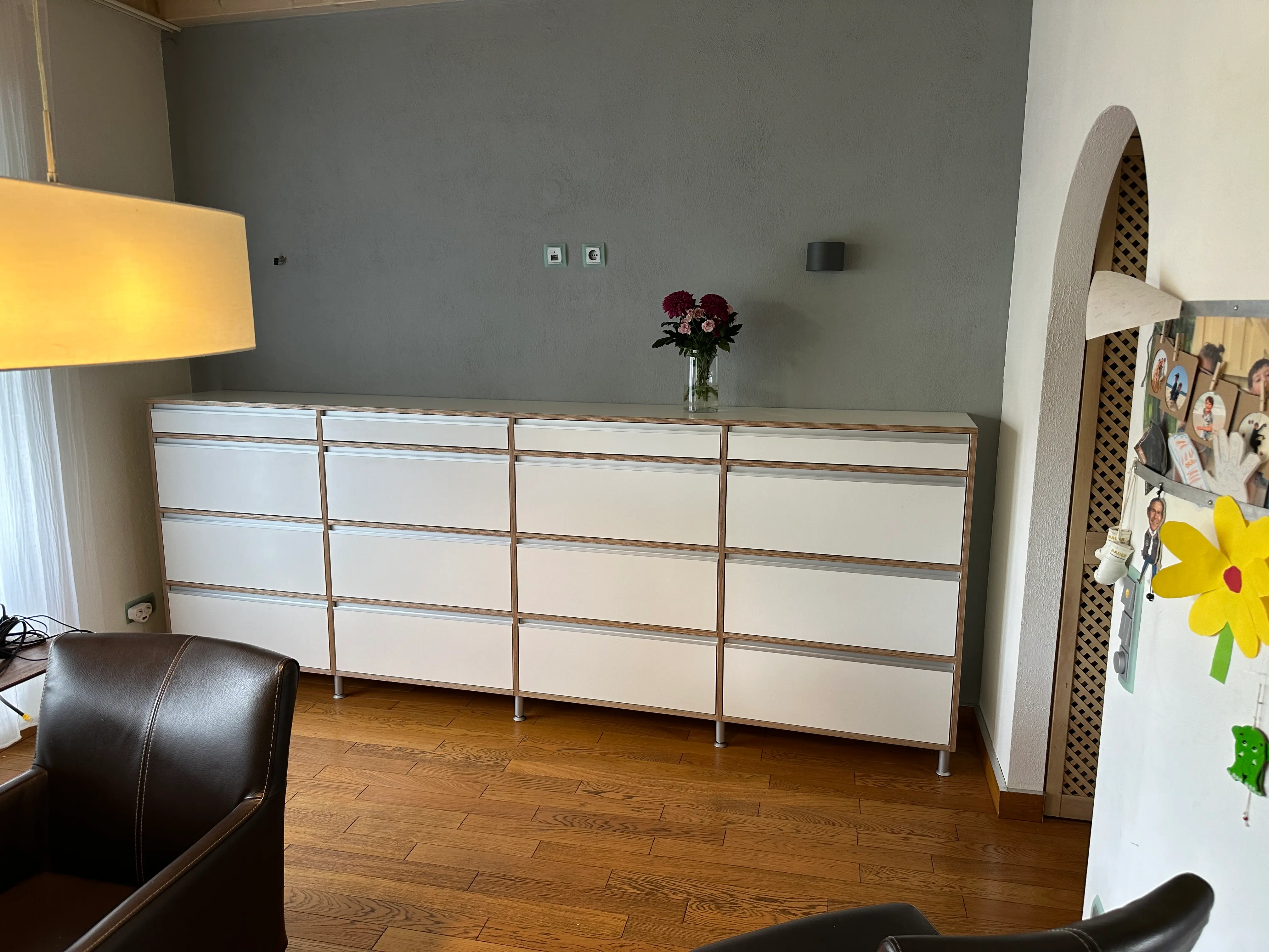 Modernes maßgefertigtes Sideboard aus Multiplex mit weißen HPL-Fronten und geölten Sichtkanten im Wohnzimmer in Viernheim