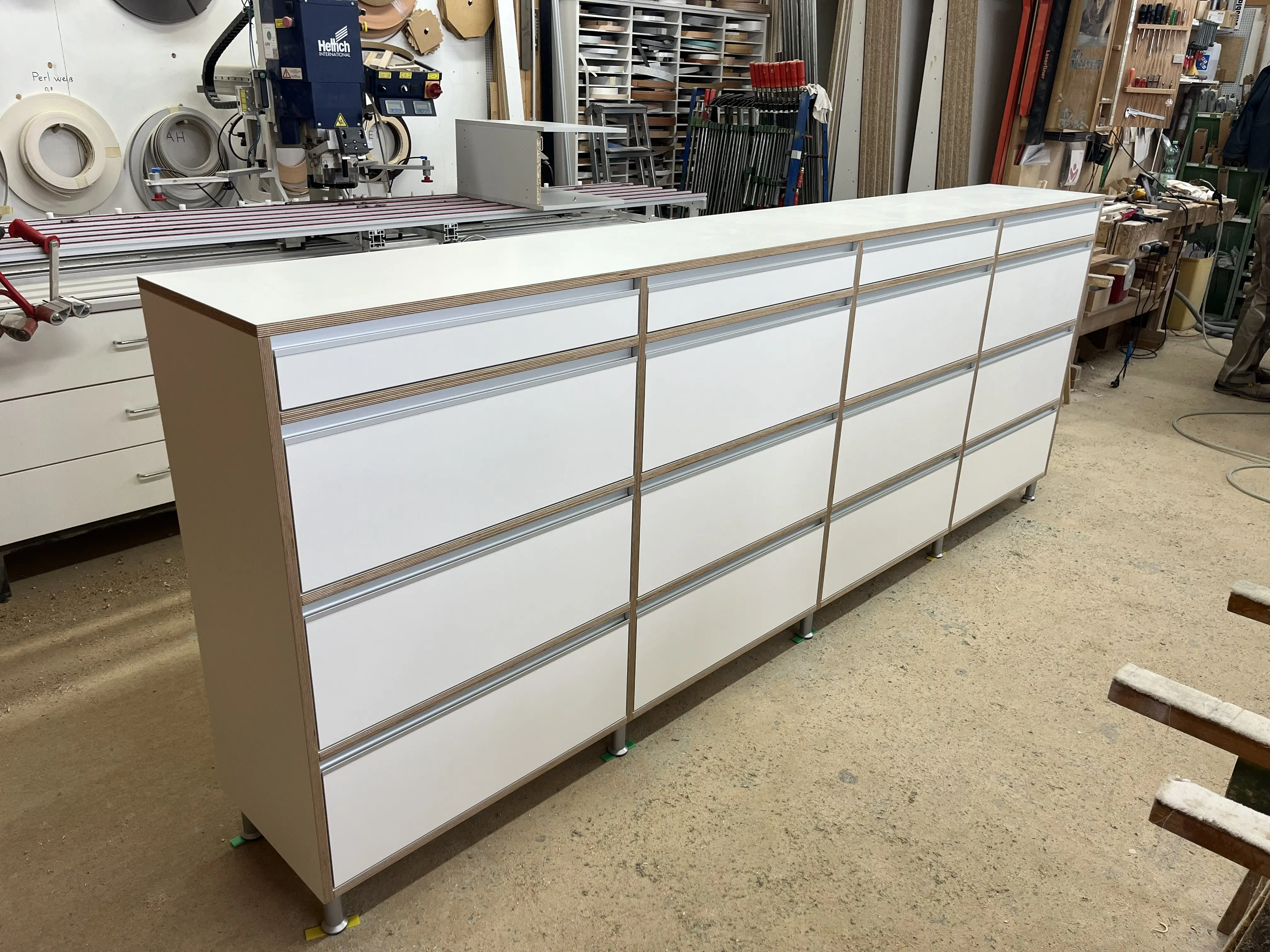 Maßgefertigtes Multiplex-Sideboard mit weißen HPL-Fronten und geölten Sichtkanten während der Fertigung in der Schreinerei in Viernheim