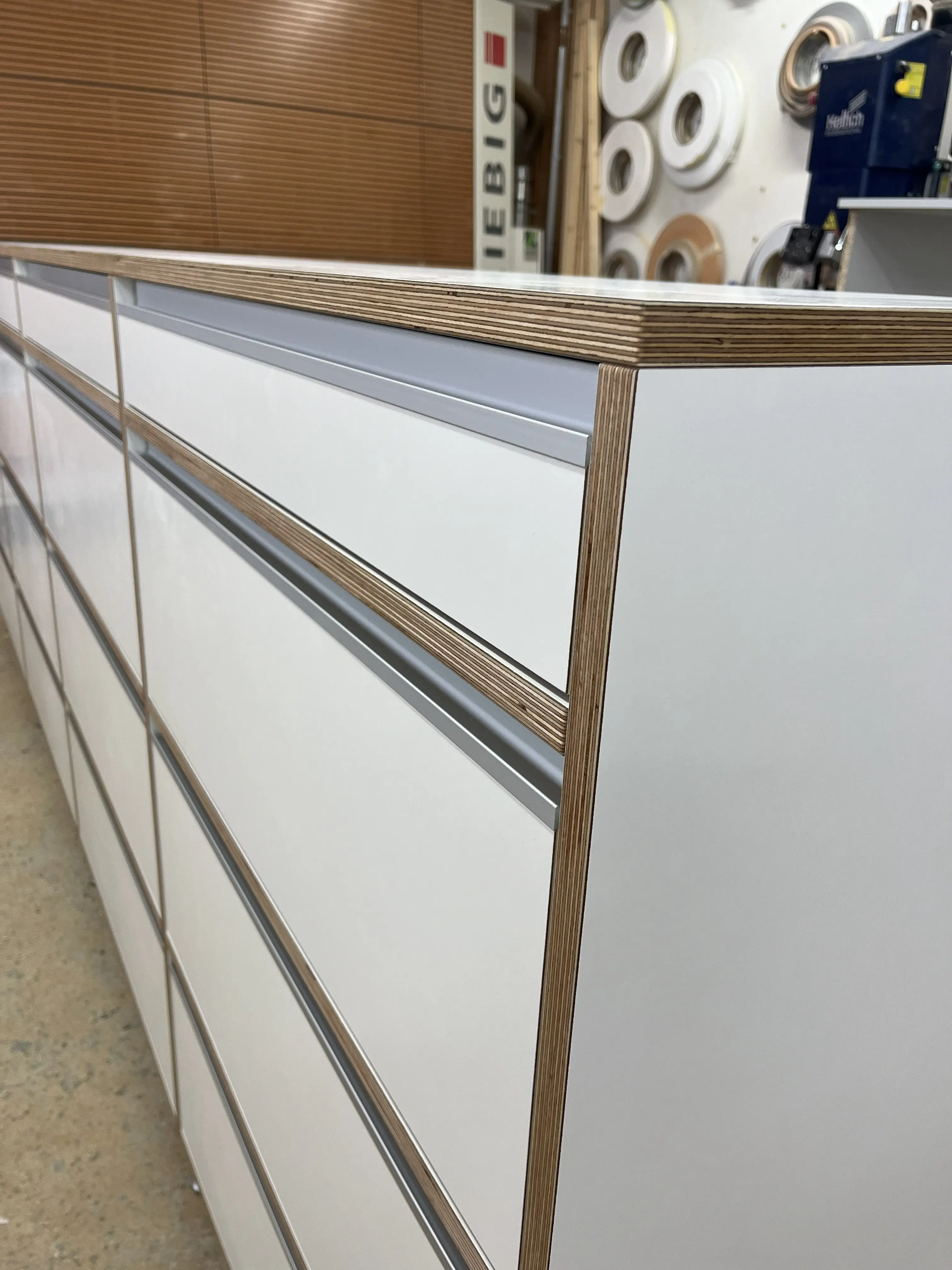 Detailaufnahme der geölten Multiplexkanten und weißen HPL-Fronten eines maßgefertigten Sideboards in Viernheim
