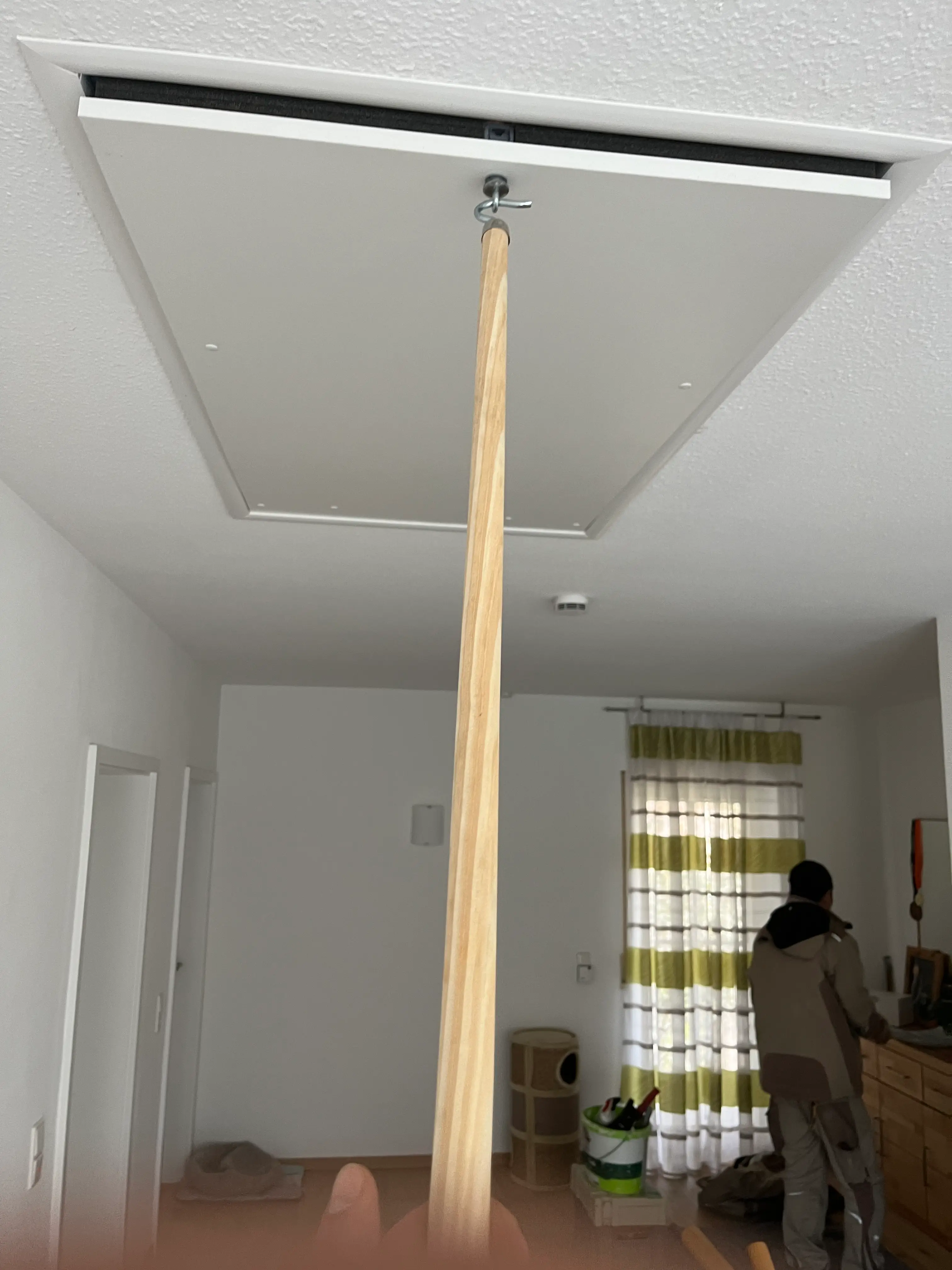 Luftdichte Wellhöfer Dachlukentreppe mit geschlossenem Deckenelement während der Montage in Weinheim