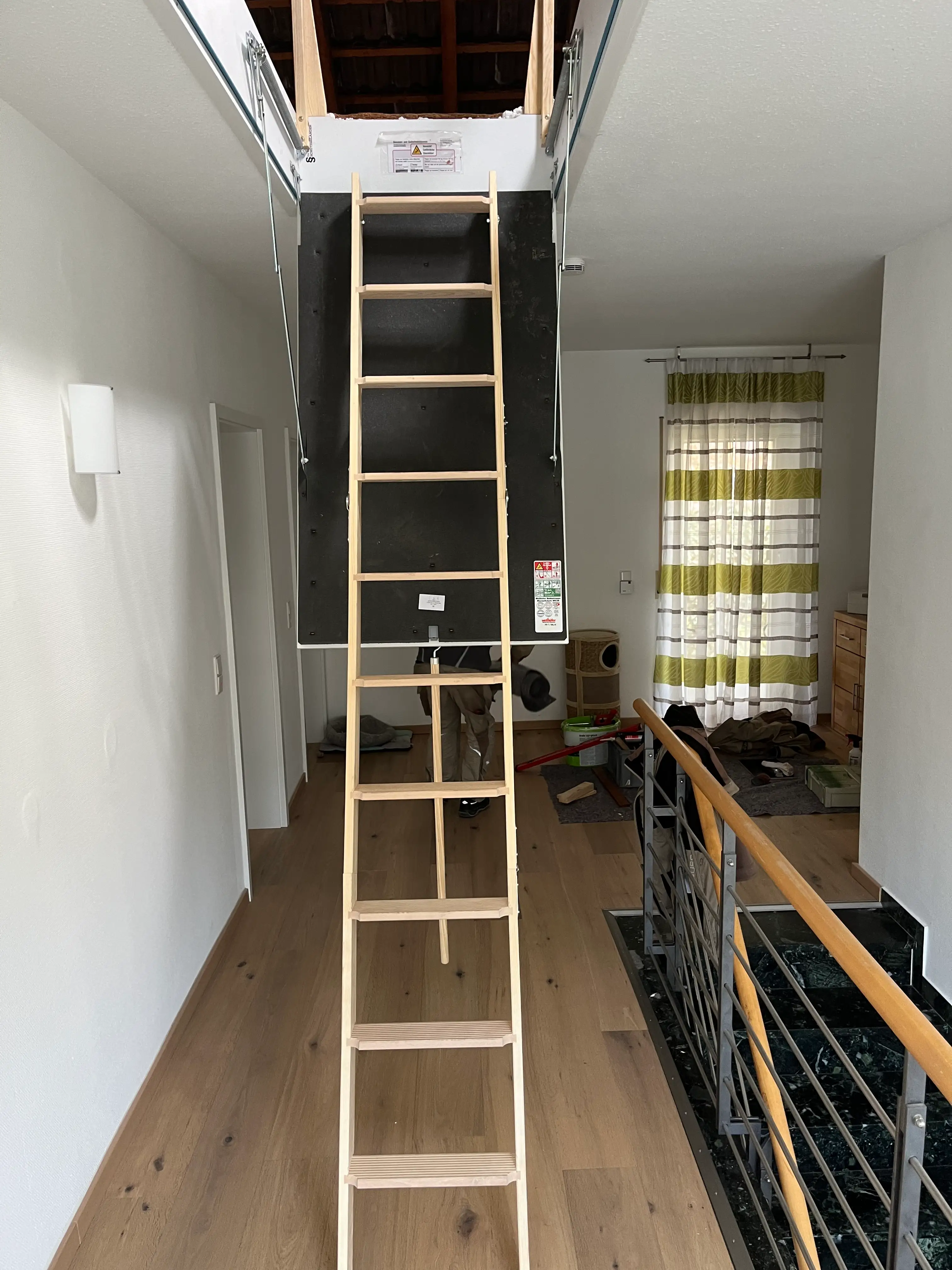 Geöffnete Wellhöfer Dachlukentreppe mit stabiler Holzleiter und wärmegedämmtem Deckenelement im Treppenhaus in Weinheim