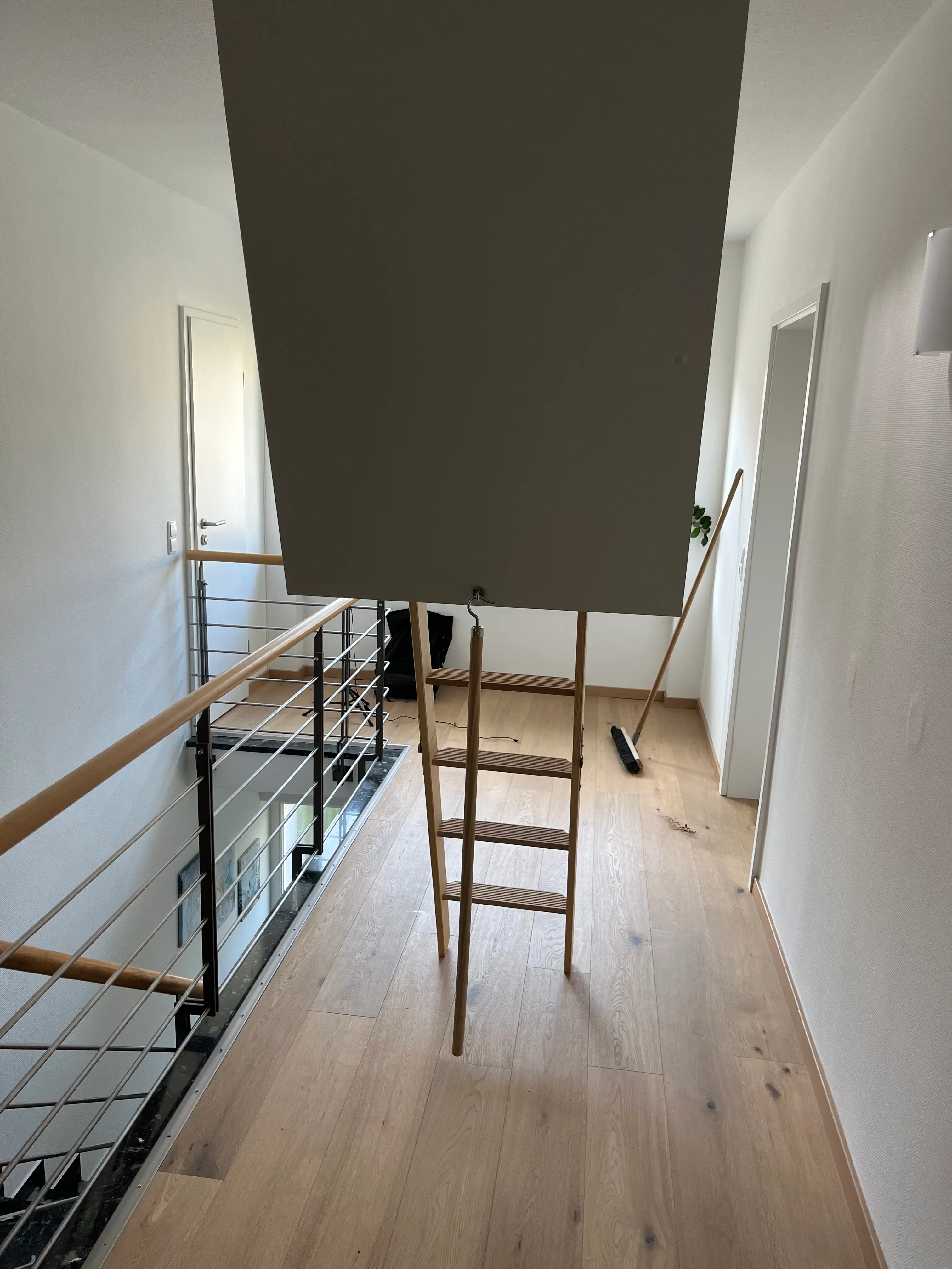 Unteransicht der geöffneten Wellhöfer Dachlukentreppe mit wärmegedämmtem Deckenelement und Holzleiter in Weinheim