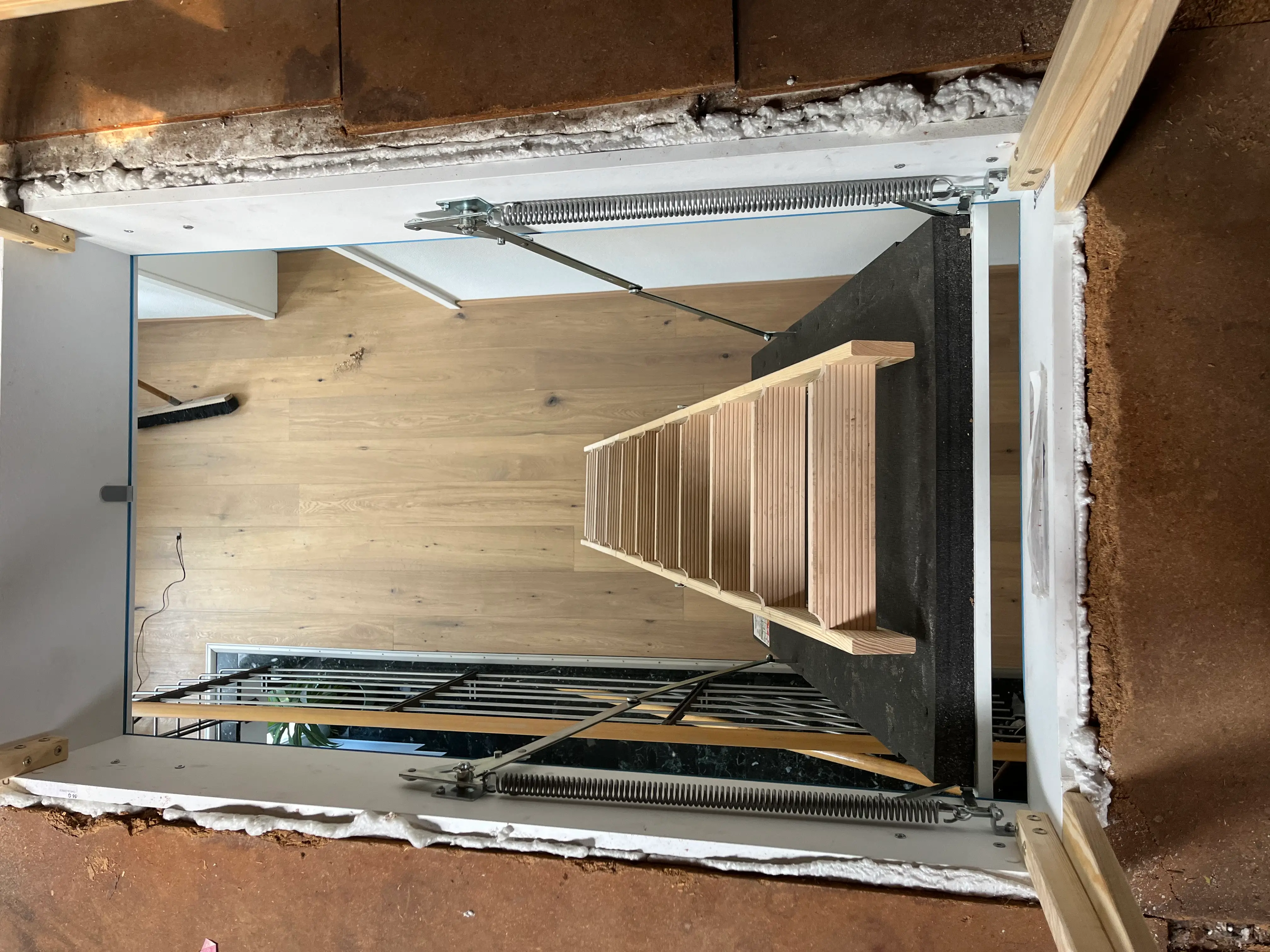Dachbodenansicht der geöffneten Wellhöfer Dachlukentreppe mit Holzleiter und luftdichter Konstruktion in Weinheim