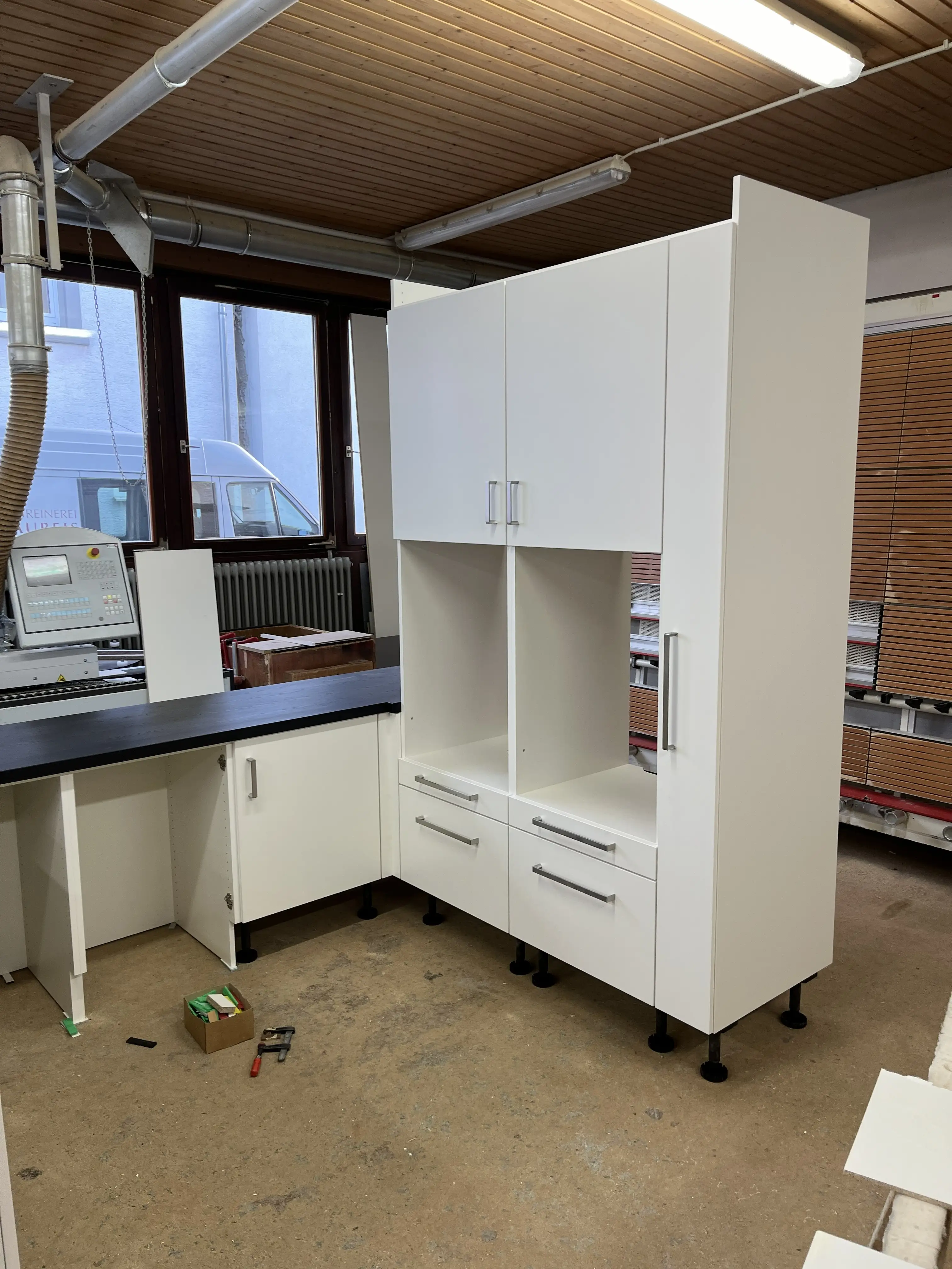 Maßgefertigte Möbel für einen Hauswirtschaftsraum in der Werkstatt vor der Montage in Walldorf.