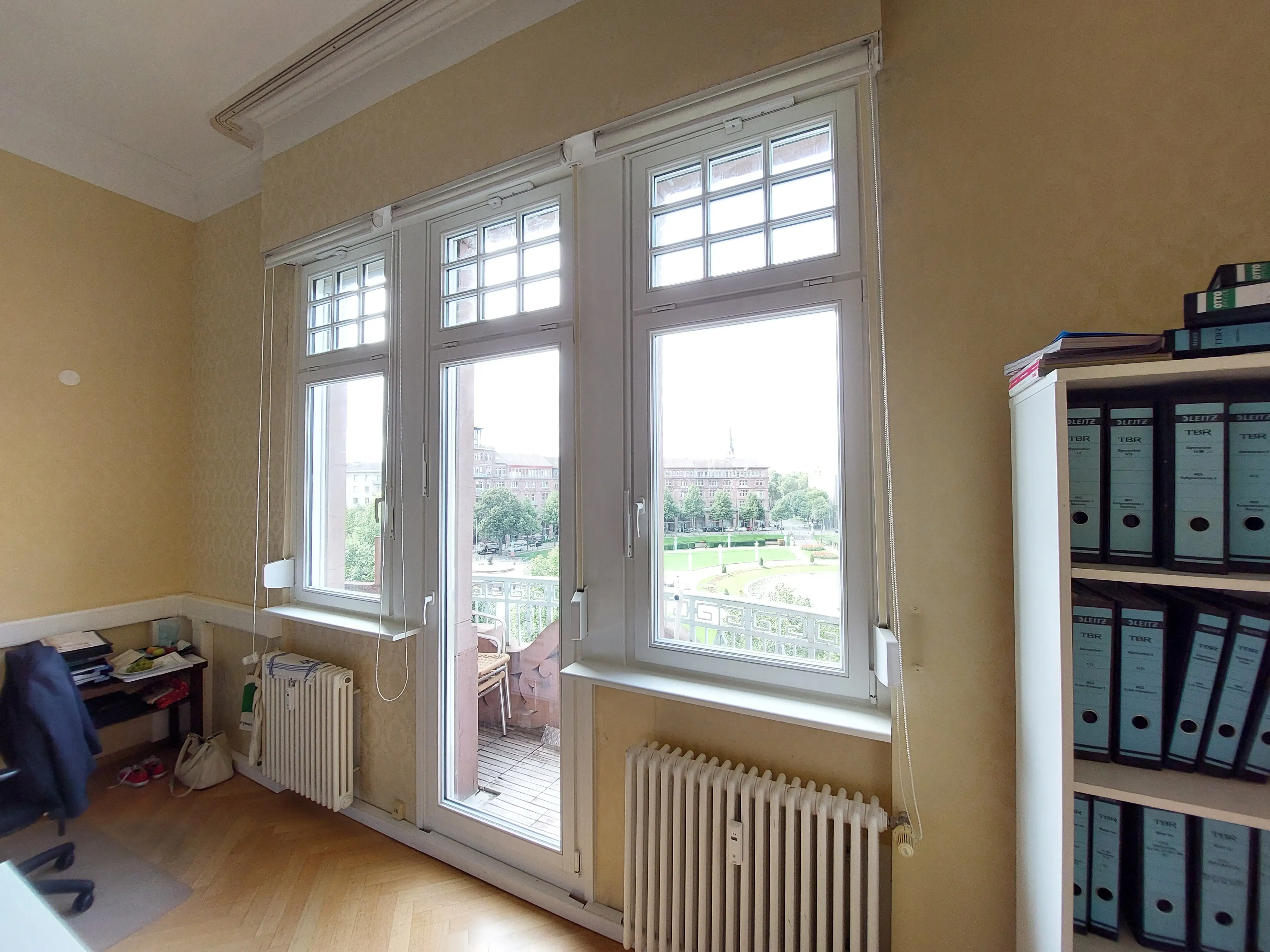 Denkmalgerechte Holzfenster mit Sprossen und Balkontür am Friedrichsplatz in Mannheim nach dem Austausch der alten Aluminiumfenster.