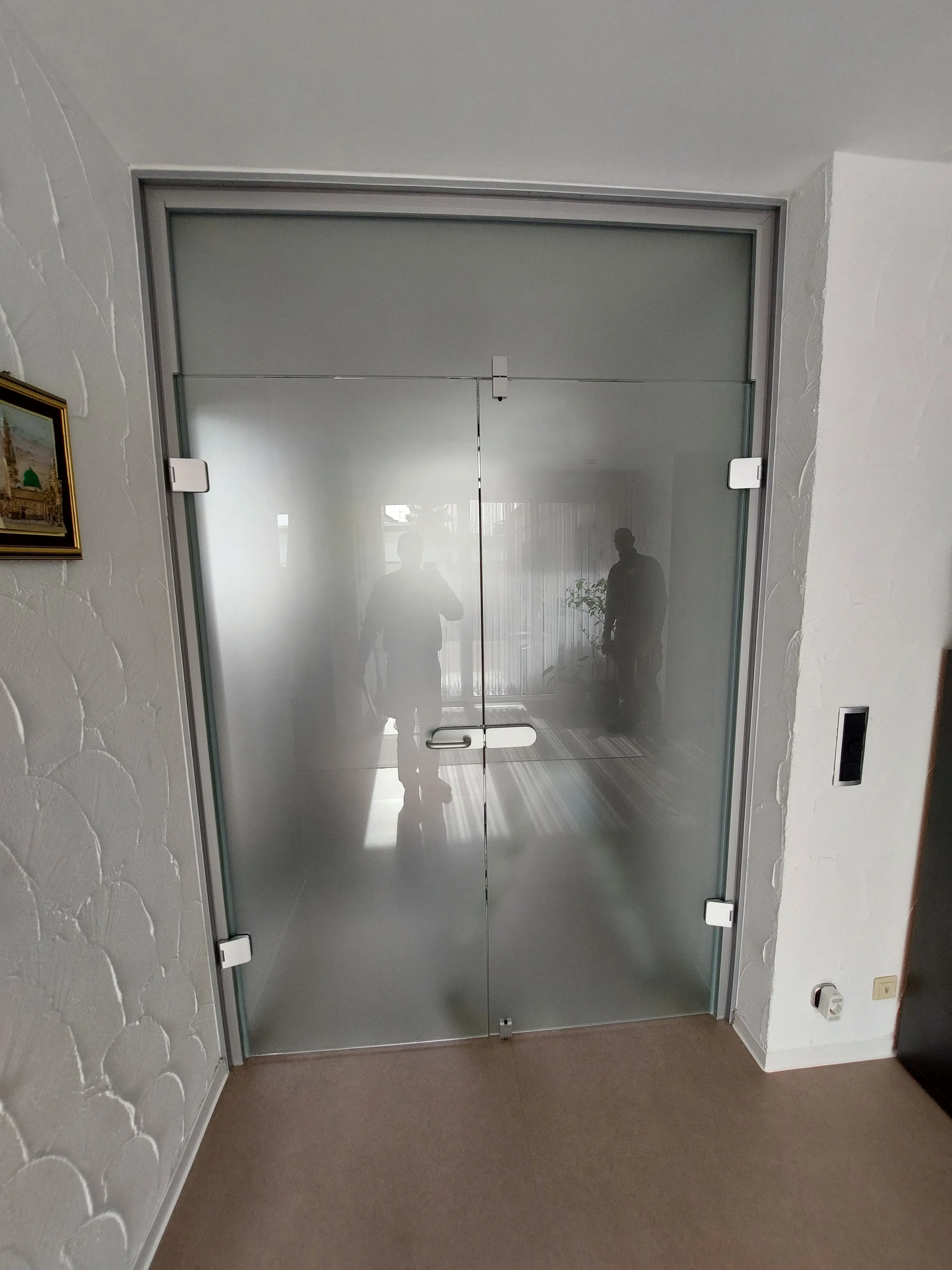 Moderne satinierte Glastüranlage mit Seitenteil und Oberlicht im Eingangsbereich eines Wohnhauses in Viernheim.