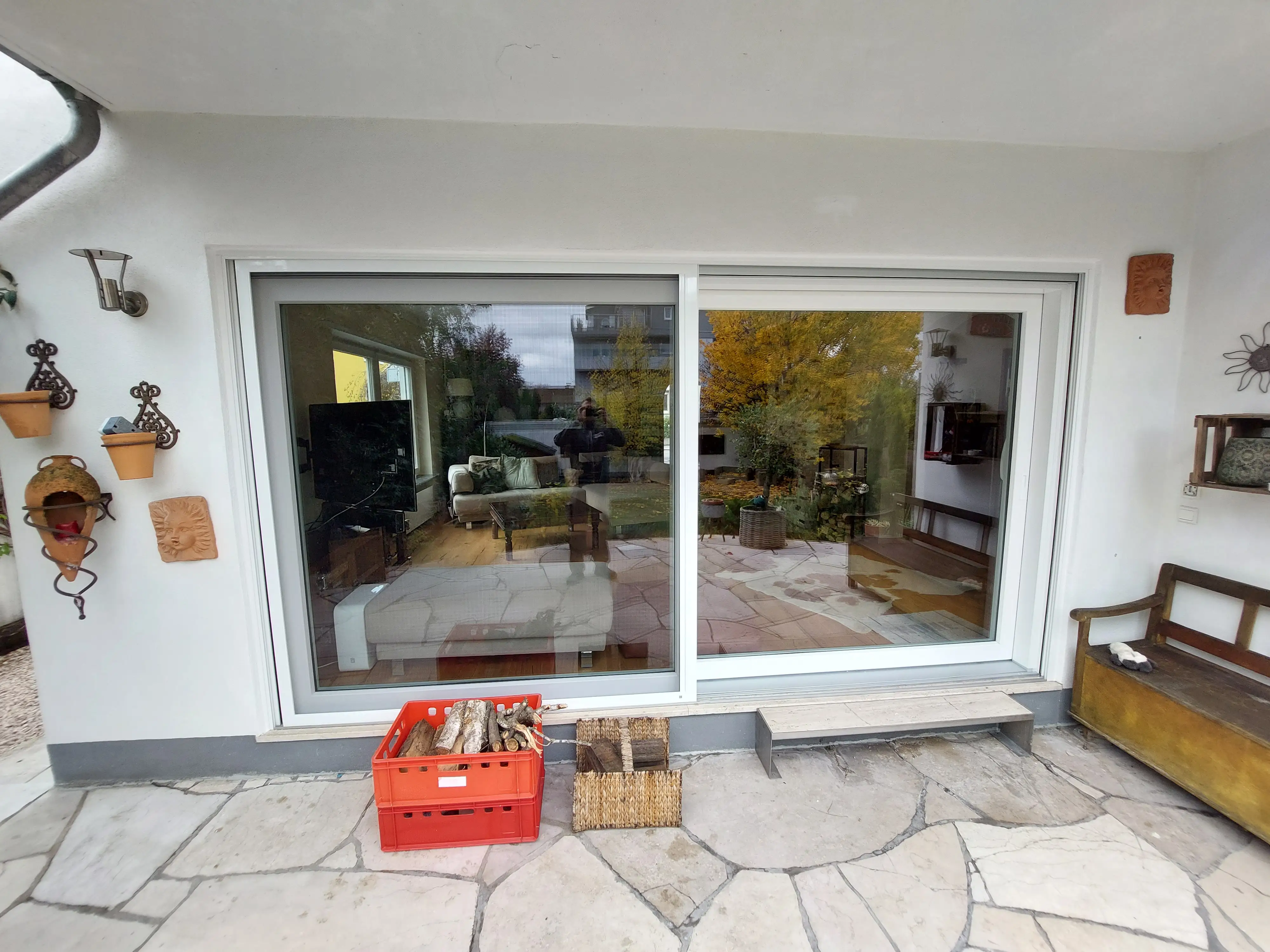 Großflächige Neher Insektenschutz-Schiebetür mit Transpatec-Gewebe vor einer modernen Terrassenöffnung in Viernheim.