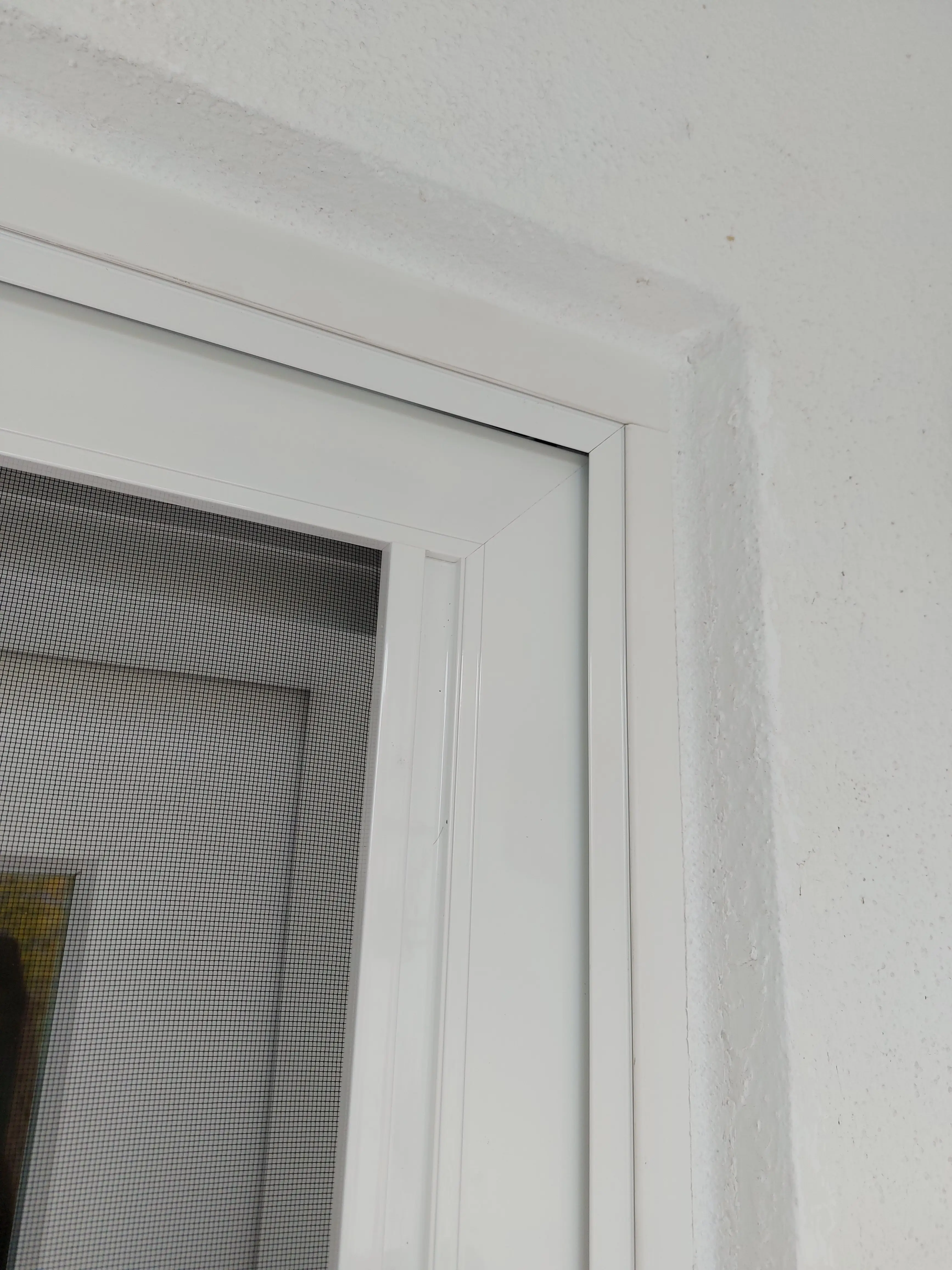 Detailaufnahme der integrierten Griffleiste einer weißen Neher Insektenschutz-Schiebetür mit Transpatec-Gewebe.