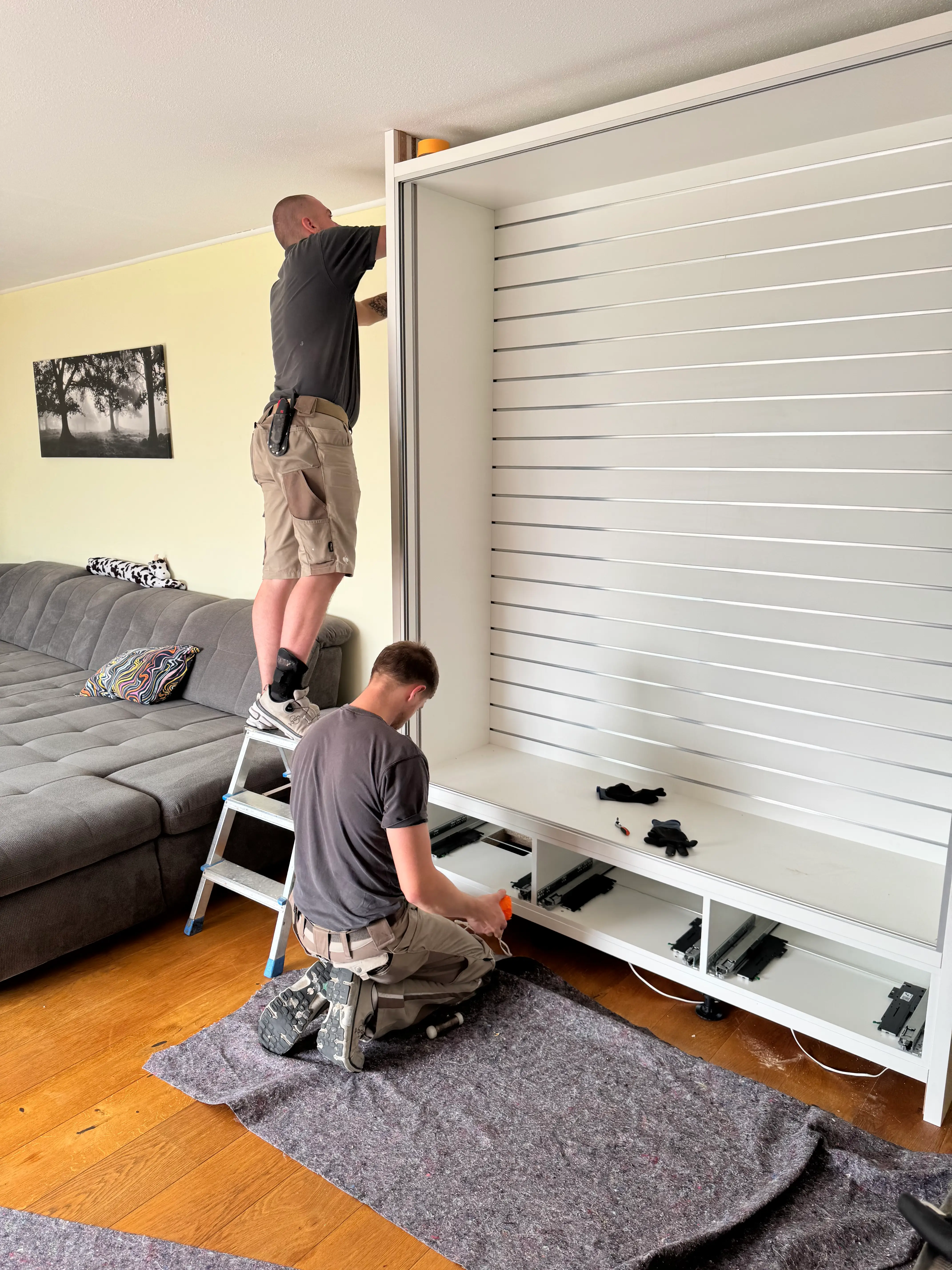 Montage eines individuell gefertigten Vitrinenmöbels mit verstellbarem Regalsystem und integrierter Beleuchtung in Lampertheim.