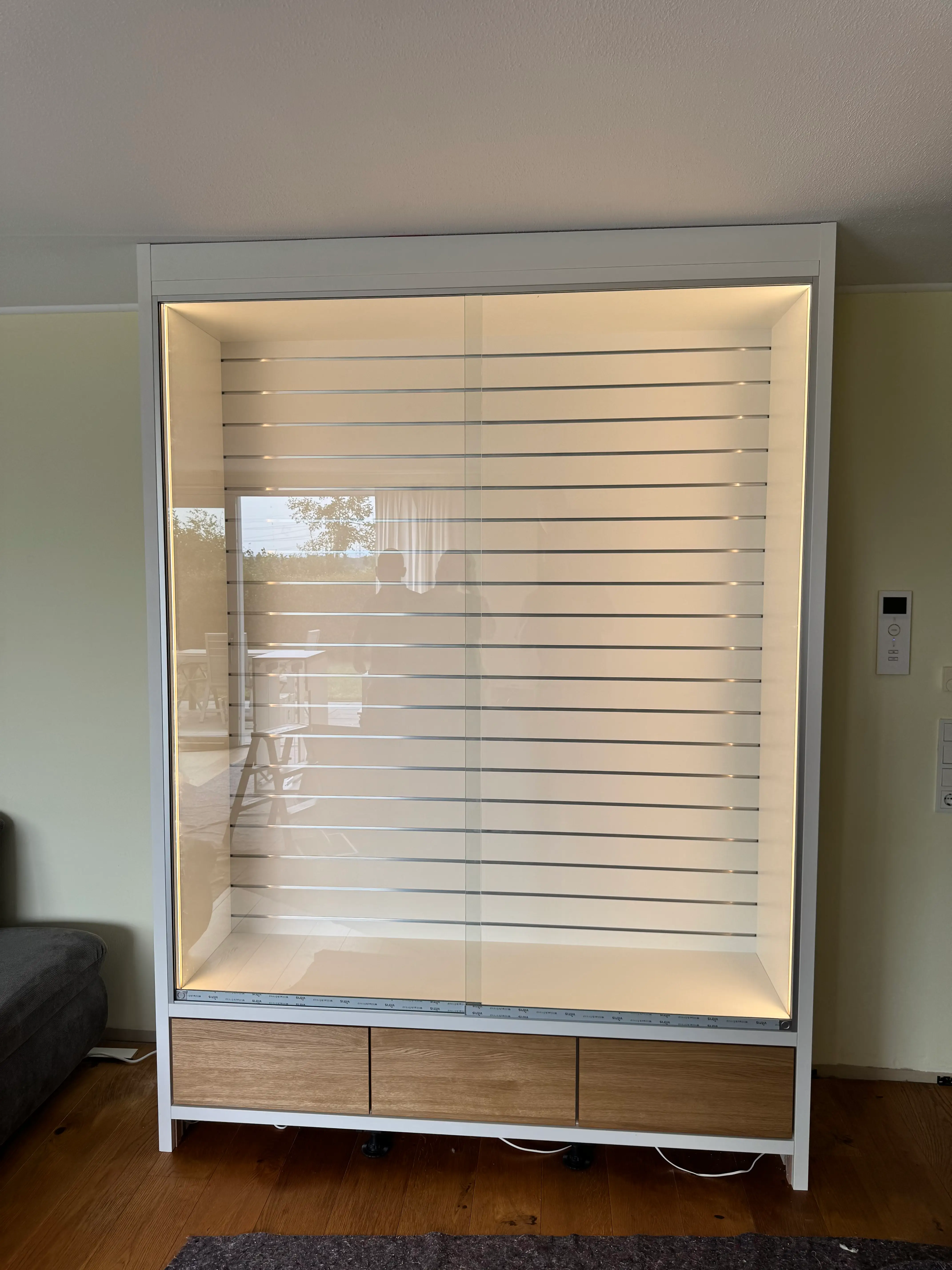Beleuchtete Präsentationsvitrine mit Glasfront, verstellbarem Regalsystem und Eiche-Schubladen für Modellbau-Fahrzeuge in Lampertheim.