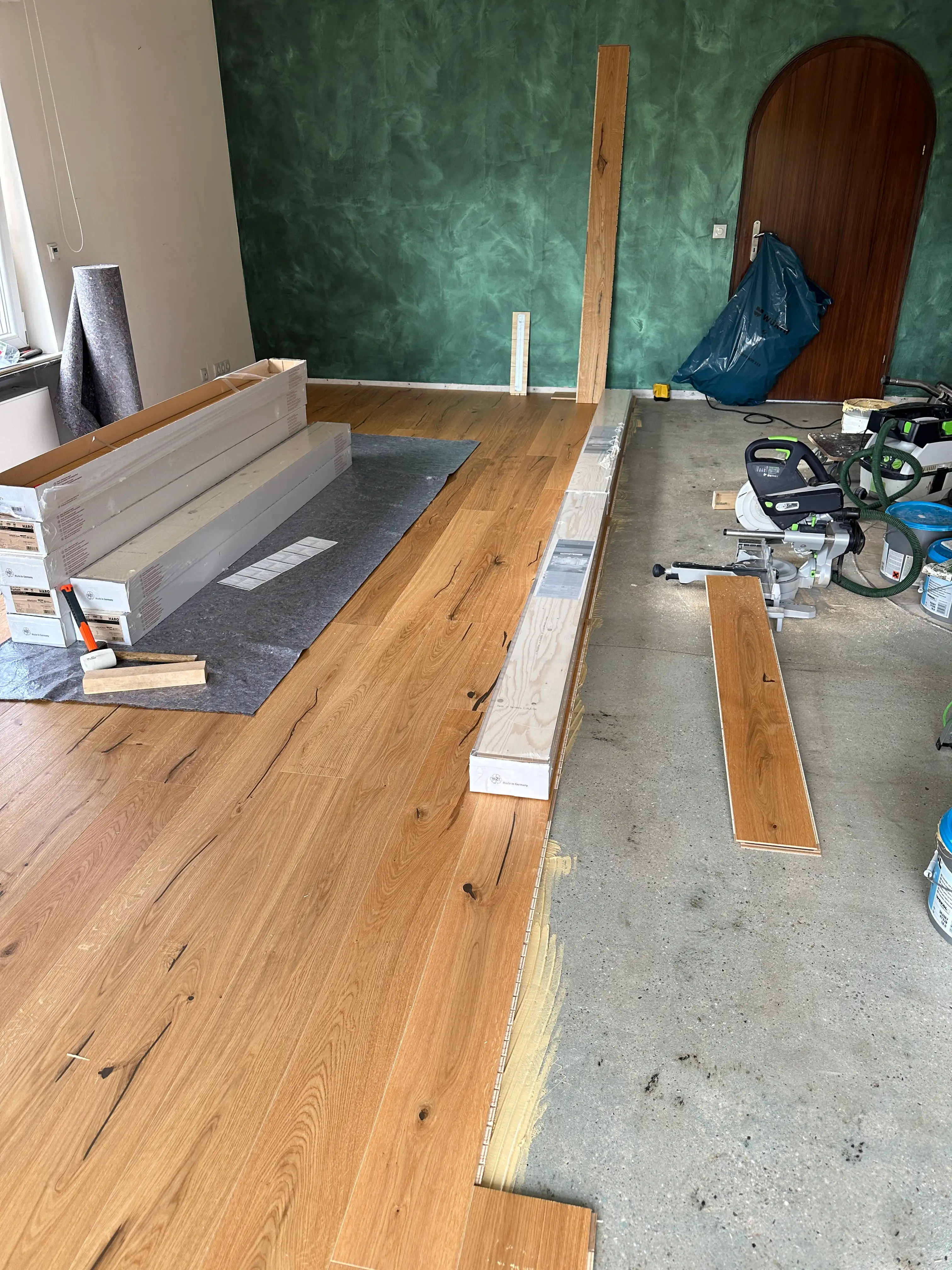 Verlegung von HARO Landhausdielen Eiche Alabama mit vollflächiger Verklebung auf vorbereitetem Estrich in Viernheim.