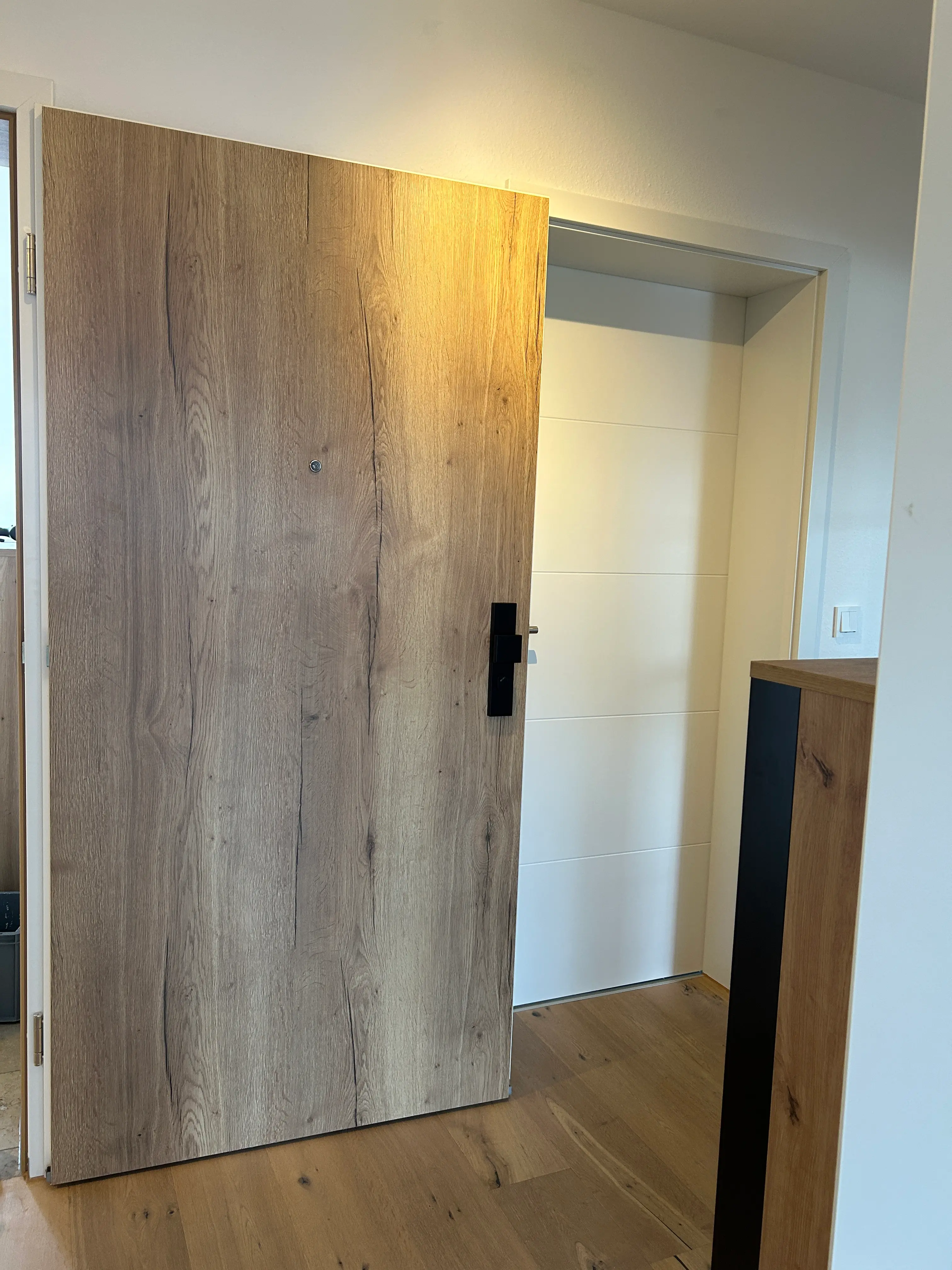 Wohnungsabschlusstür in CPL Eiche Natur Fachwerk mit schwarzem Beschlag in Heddesheim