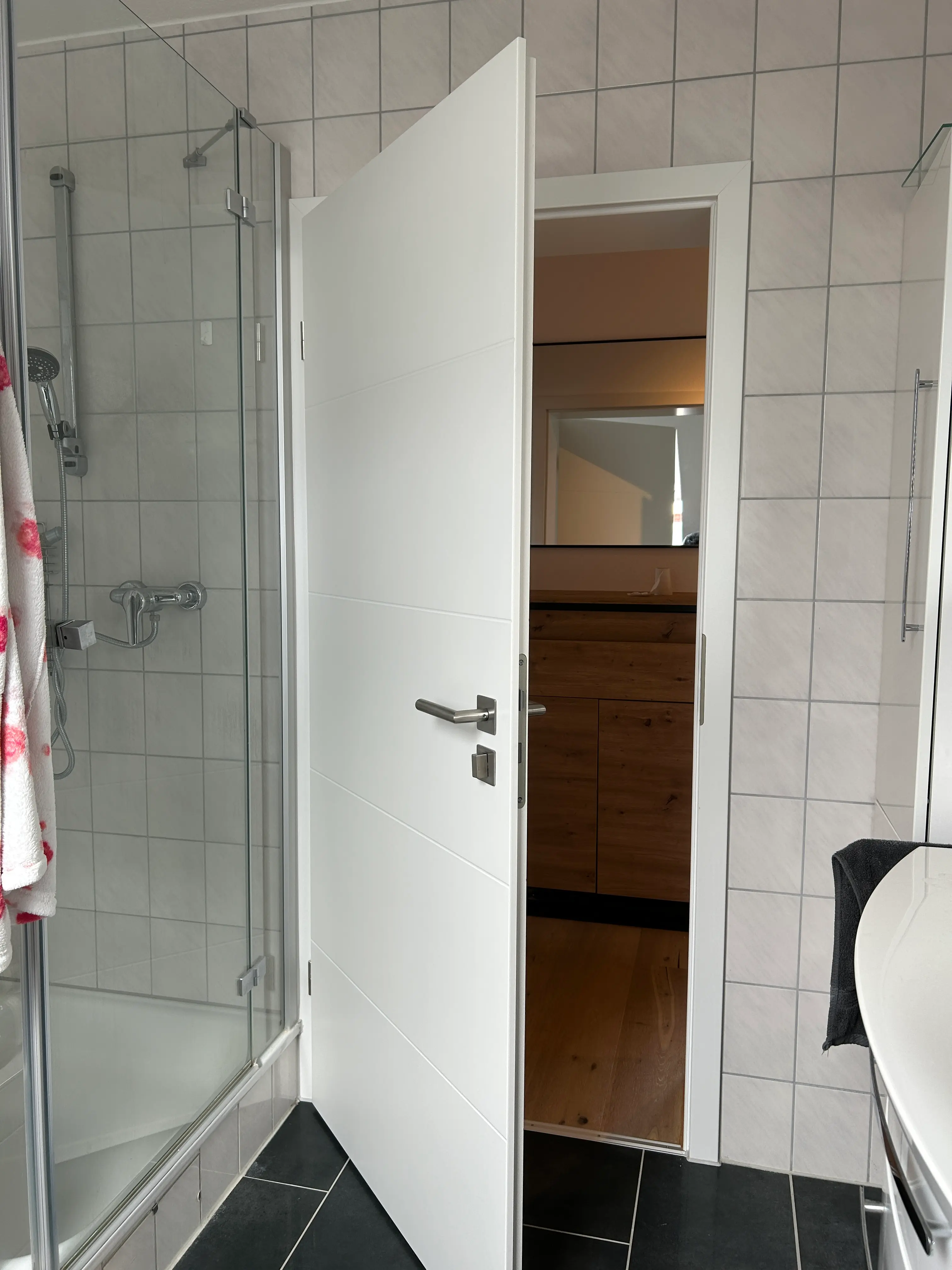 Weiße Badezimmer-Innentür mit Linienfräsung und Edelstahlbeschlag in Heddesheim
