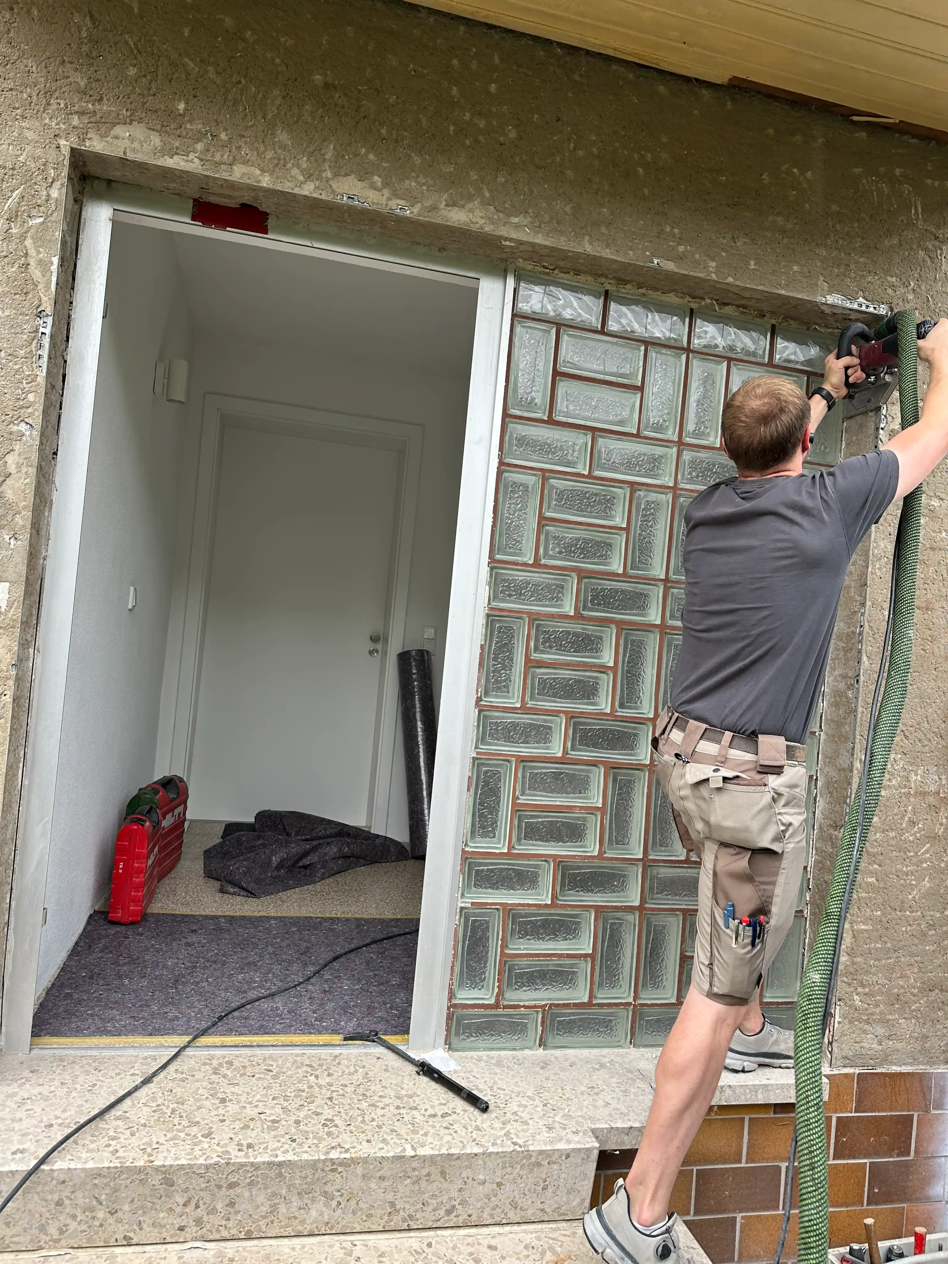 Demontage der alten Glasbausteine vor dem Einbau der neuen Aluminium-Haustür in Viernheim