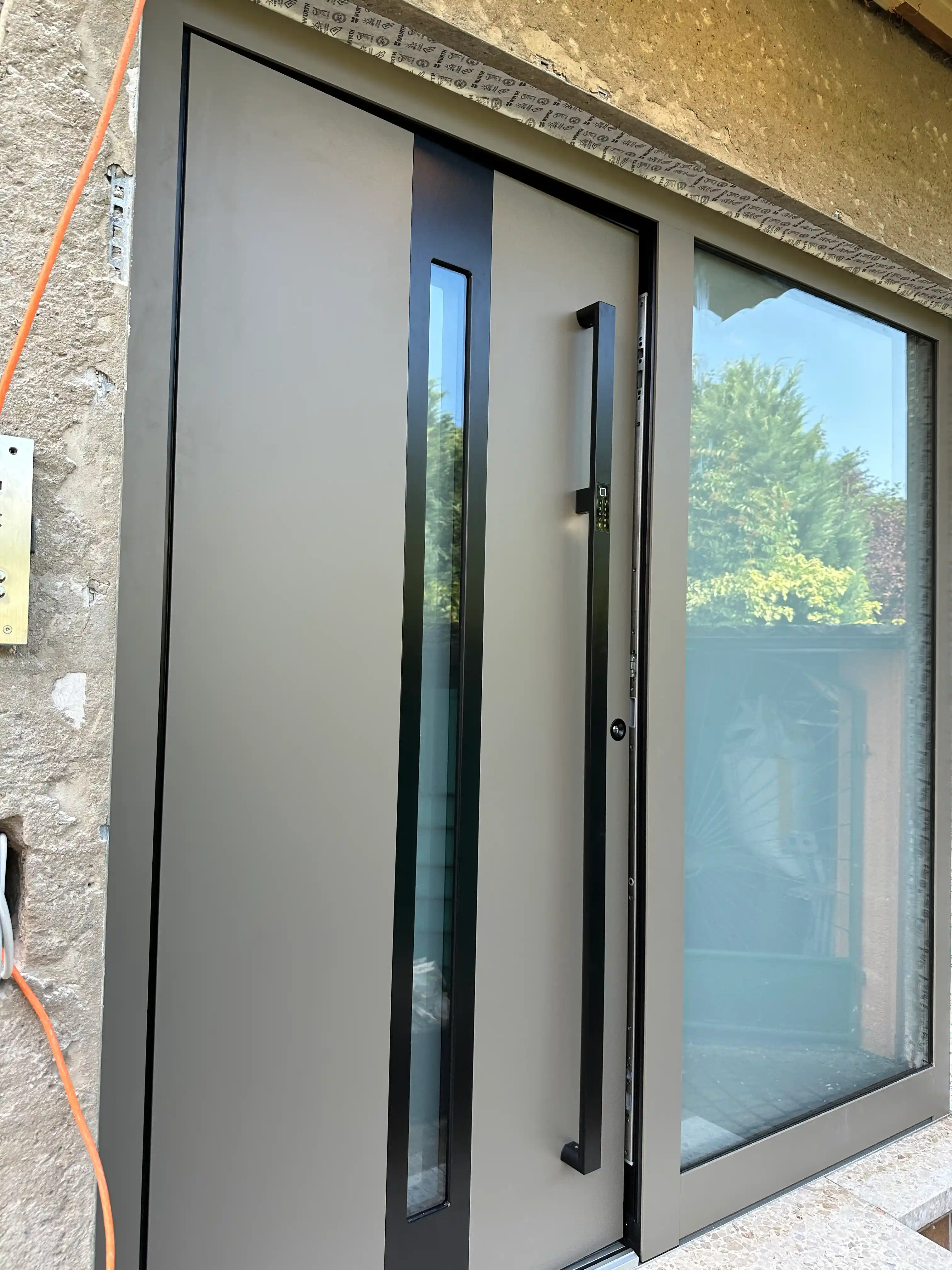 Moderne Aluminium-Haustür mit integriertem Fingerscan und schwarzem Designgriff in Viernheim