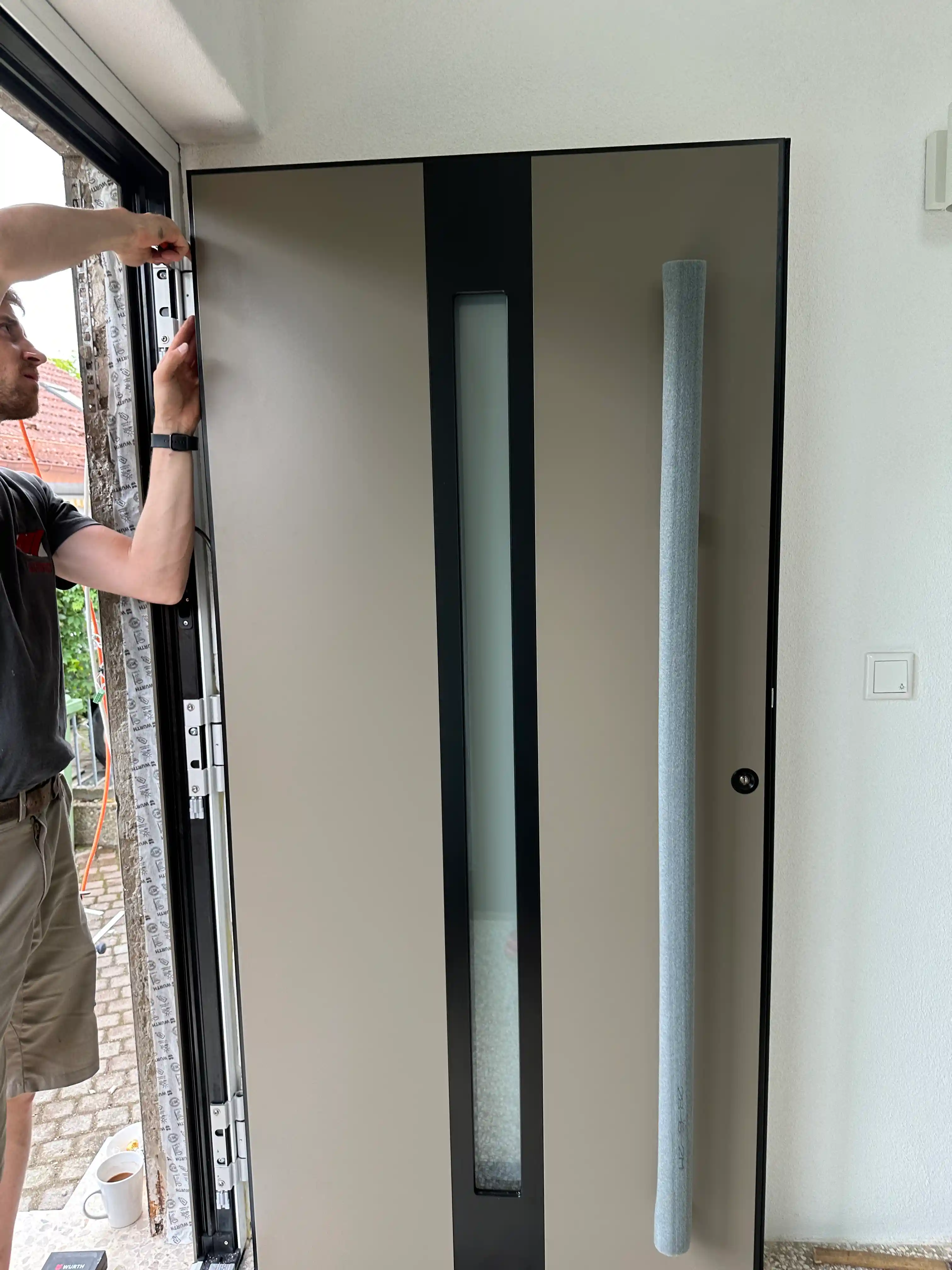 Montage der neuen Aluminium-Haustür mit schwarzem Designgriff und schmalem Lichtausschnitt in Viernheim