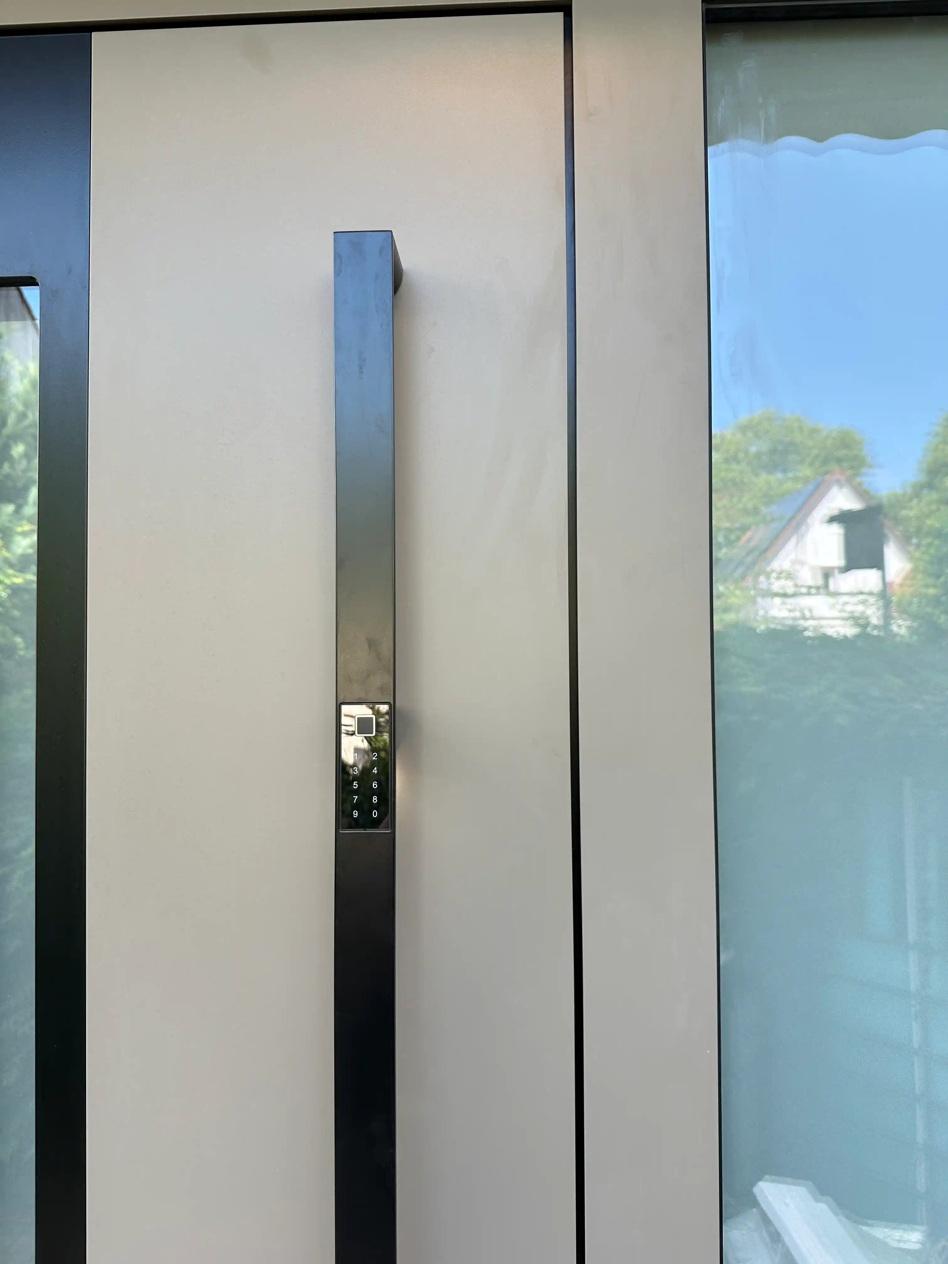 Schwarzer Design-Stangengriff mit integriertem Codetaster an moderner Aluminium-Haustür in Viernheim