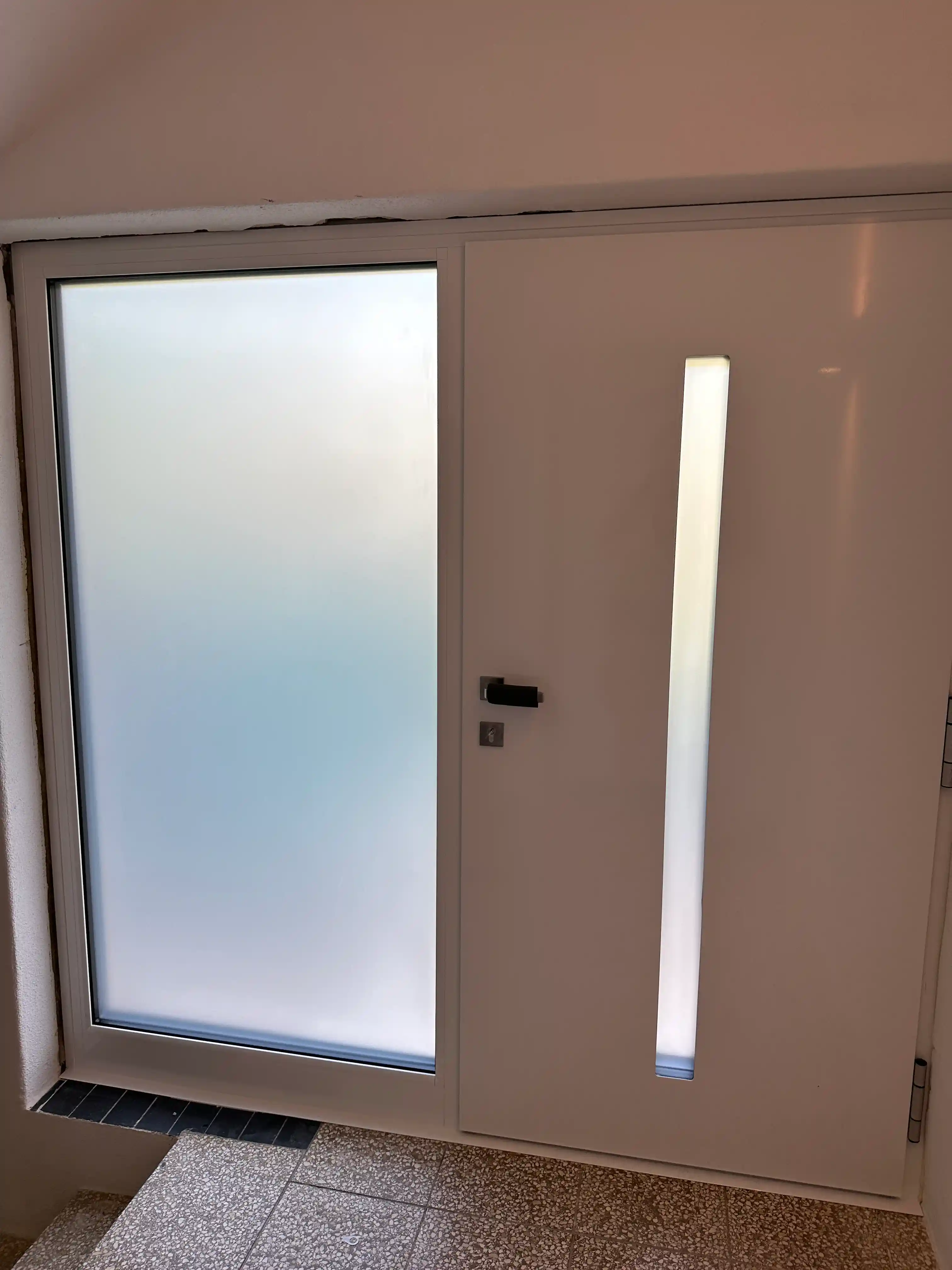 Innenansicht der neuen Aluminium-Haustür mit satiniertem Seitenteil und Lichtausschnitt in Viernheim