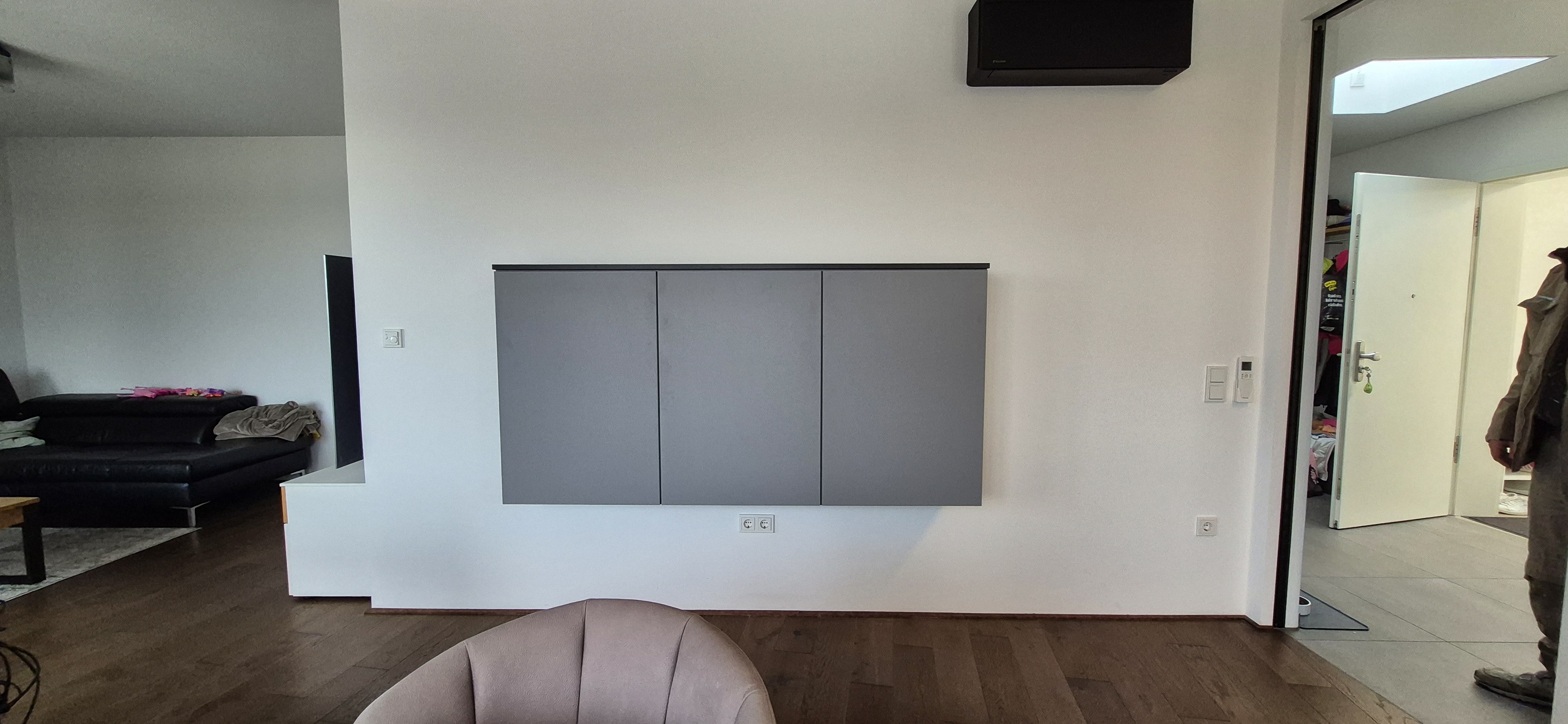 Maßgefertigter Homeoffice-Schrank nach Maß in Plankstadt mit grifflosen Fronten, integriertem Arbeitsplatz und platzsparendem Design.
