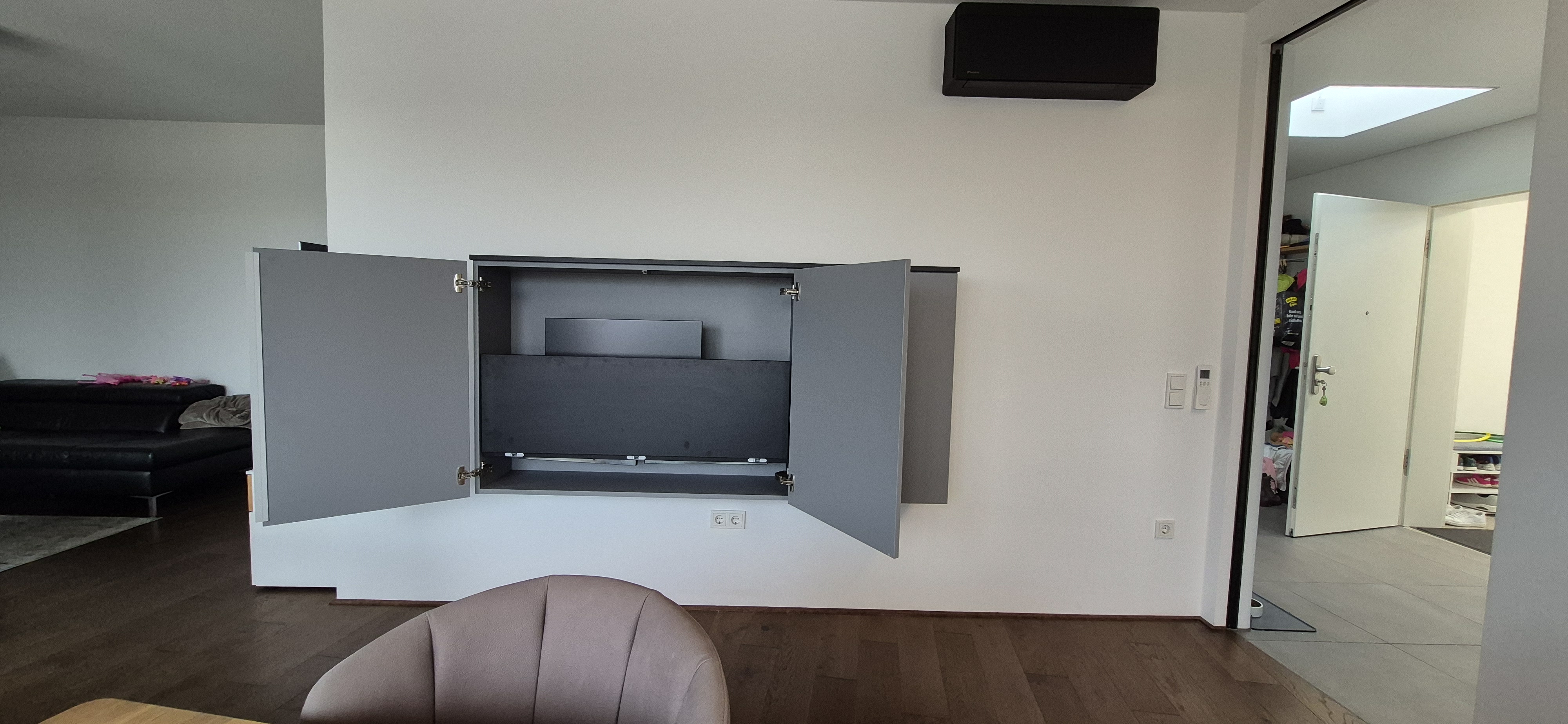 ext: Maßgefertigter Homeoffice-Schrank mit eingeklappter Arbeitsfläche und geschlossenem Arbeitsplatz in Plankstadt vor dem vollständigen Schließen der Türen.