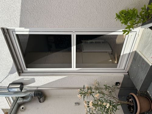 Weiße Neher Insektenschutz-Pendeltür mit Transpatec-Gewebe an einer Terrassentür in Ilvesheim. Die maßgefertigte Pendeltür schützt zuverlässig vor Insekten und lässt sich bequem nach innen und außen öffnen.