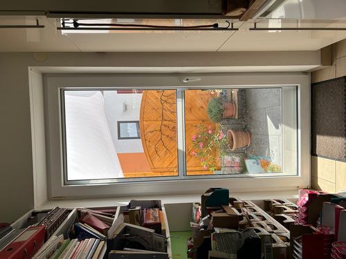 Maßgefertigte Neher Pendeltür am Küchenausgang in Ilvesheim. Durch die beidseitig öffnende Konstruktion gelangen Bewohner bequem auf die Terrasse, während das Transpatec-Gewebe Insekten zuverlässig fernhält.