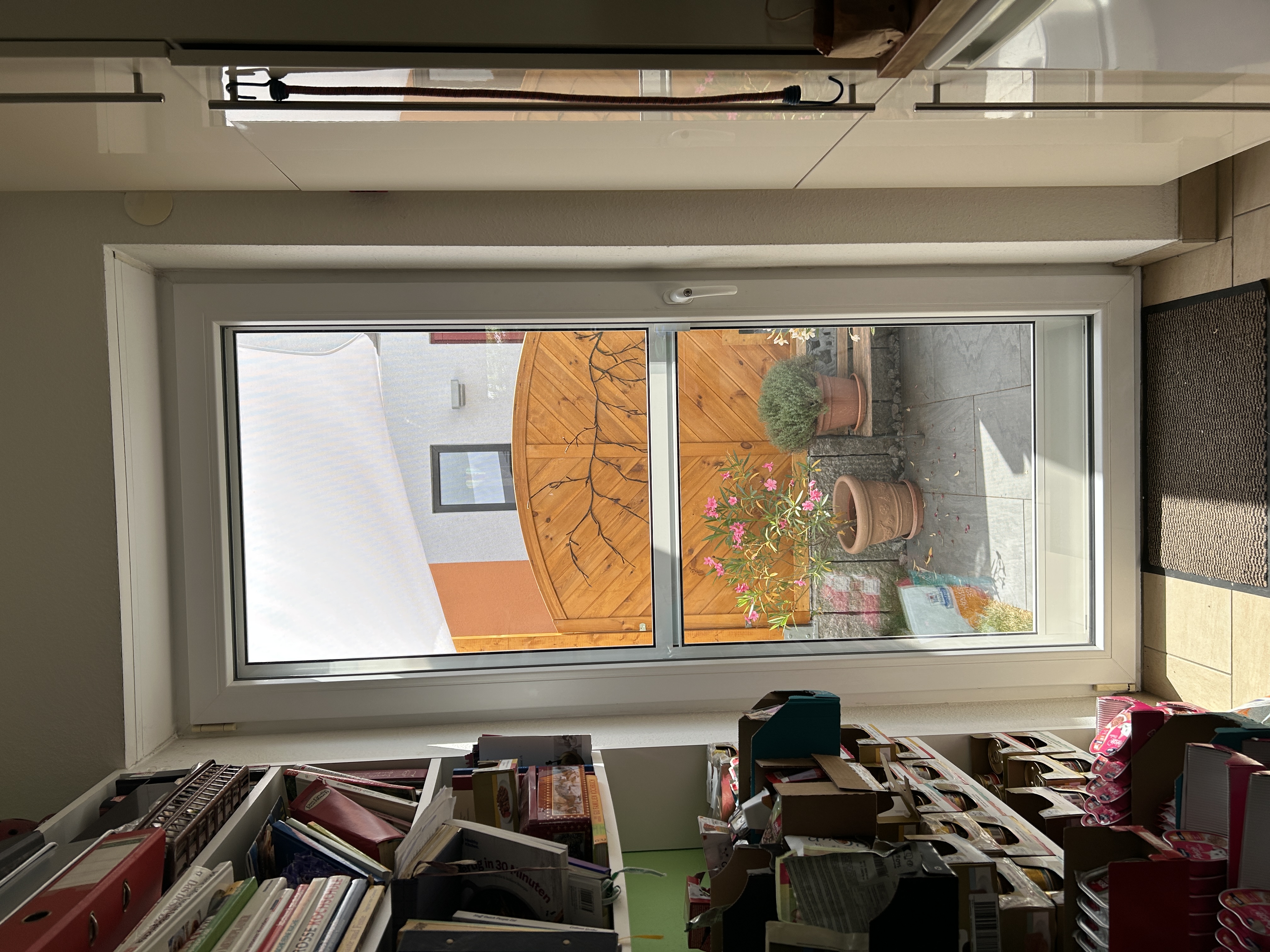 Maßgefertigte Neher Pendeltür am Küchenausgang in Ilvesheim. Durch die beidseitig öffnende Konstruktion gelangen Bewohner bequem auf die Terrasse, während das Transpatec-Gewebe Insekten zuverlässig fernhält.