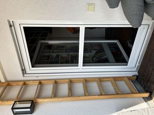Geöffnete Neher Insektenschutz-Pendeltür an einer Balkontür in Ilvesheim.