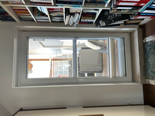 Geschlossene Neher Insektenschutz-Pendeltür an einer Balkontür in Ilvesheim.
