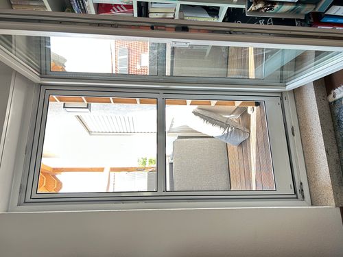 Geschlossene Neher Insektenschutz-Pendeltür vor geöffneter Balkontür in Ilvesheim.