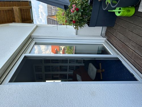 Geschlossene Neher Insektenschutz-Schiebetür vor geöffneter Balkontür in Ilvesheim.