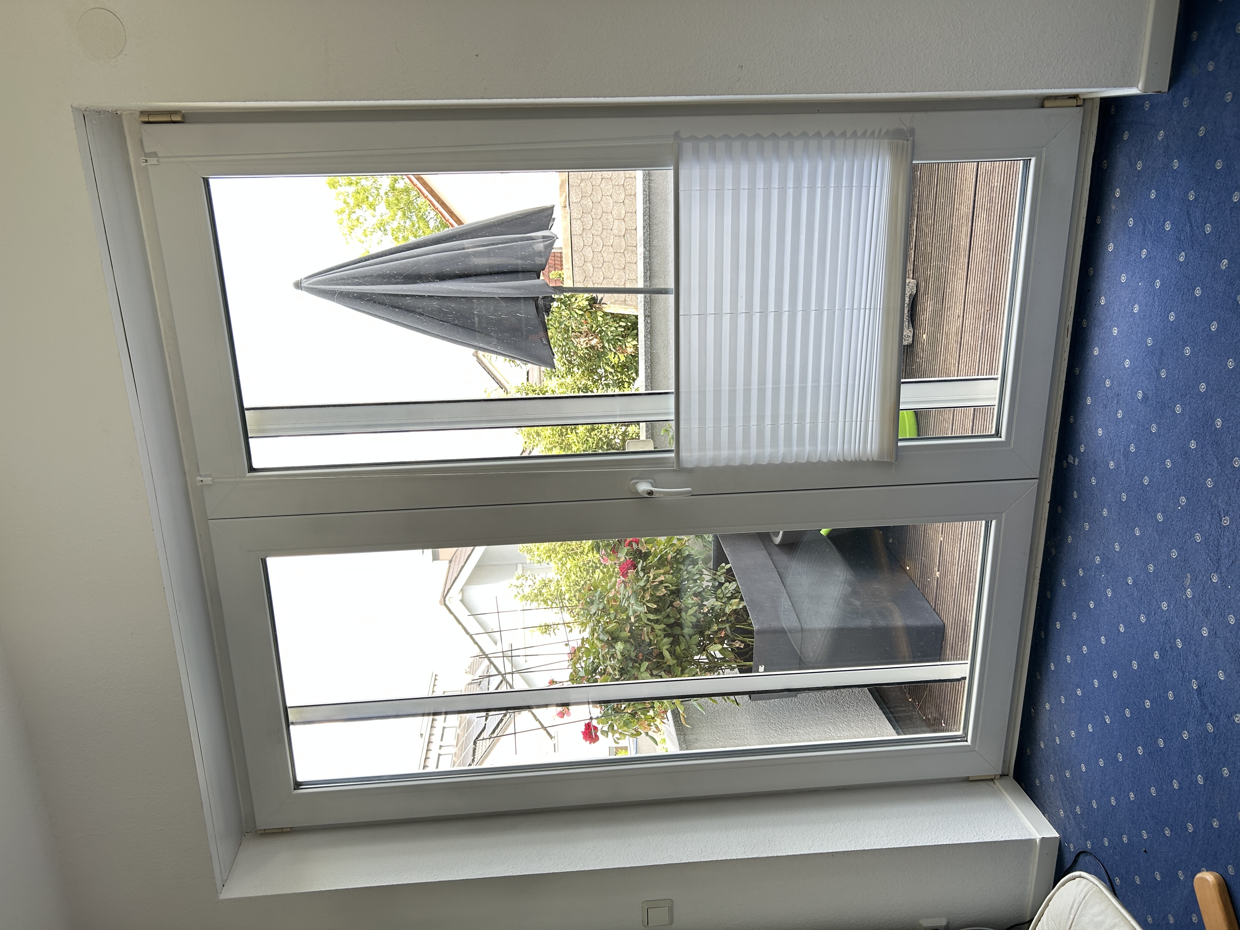 Teilweise geöffnete Neher Insektenschutz-Schiebetür an einer geschlossenen Balkontür in Ilvesheim.