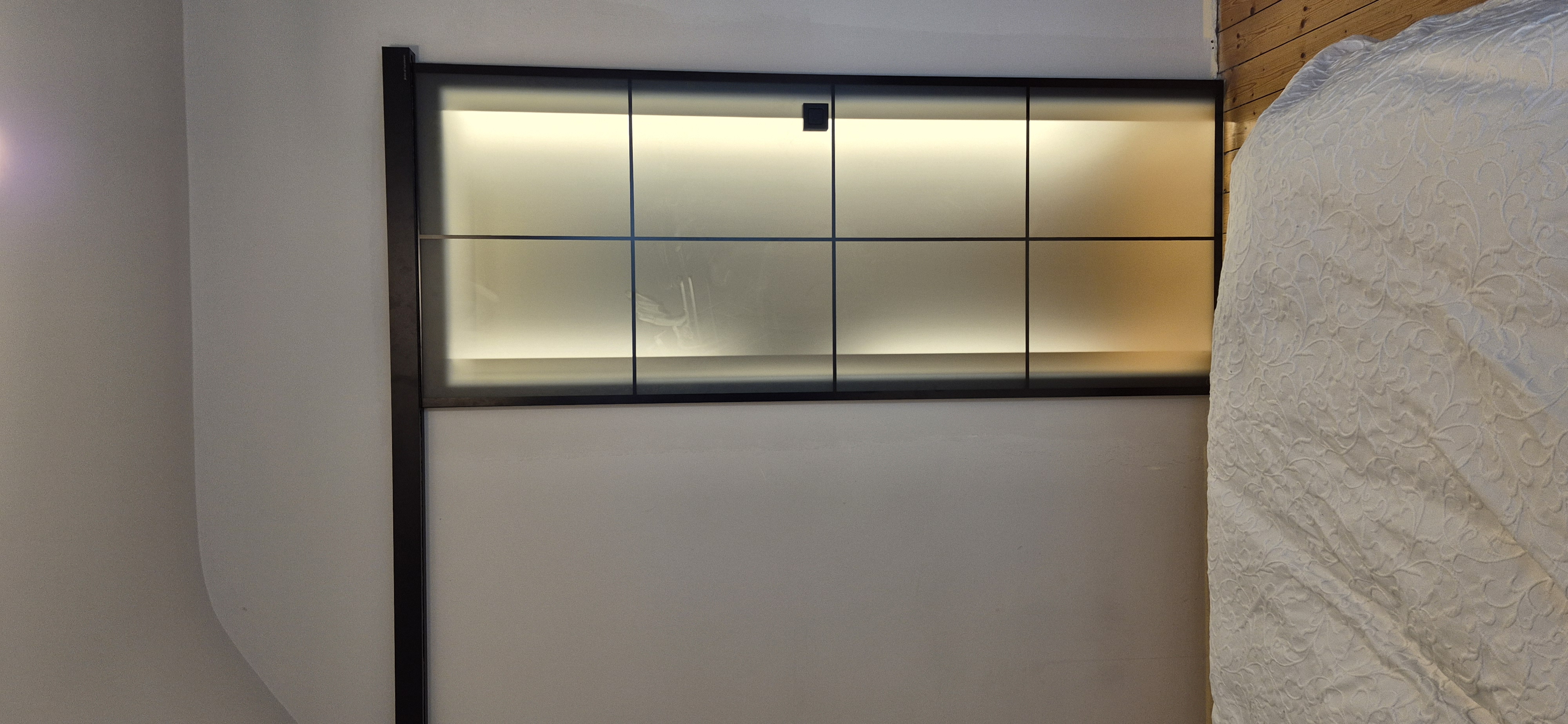 Geschlossene Loft-Schiebetür aus satiniertem ESG-Glas im Schlafzimmer in Viernheim.