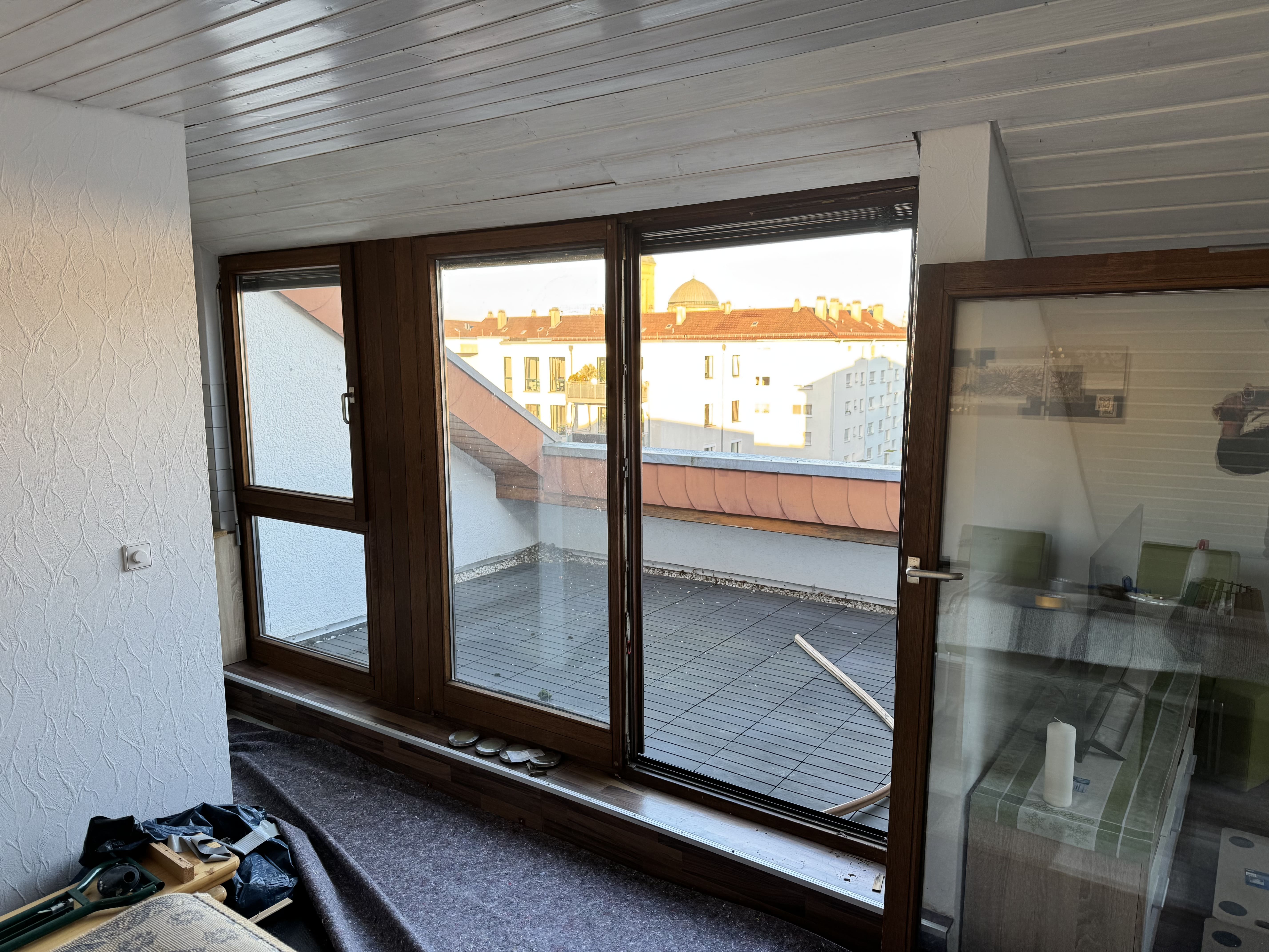 Innenansicht der alten Fensteranlage vor dem Austausch gegen neue Kunststofffenster in Mannheim.