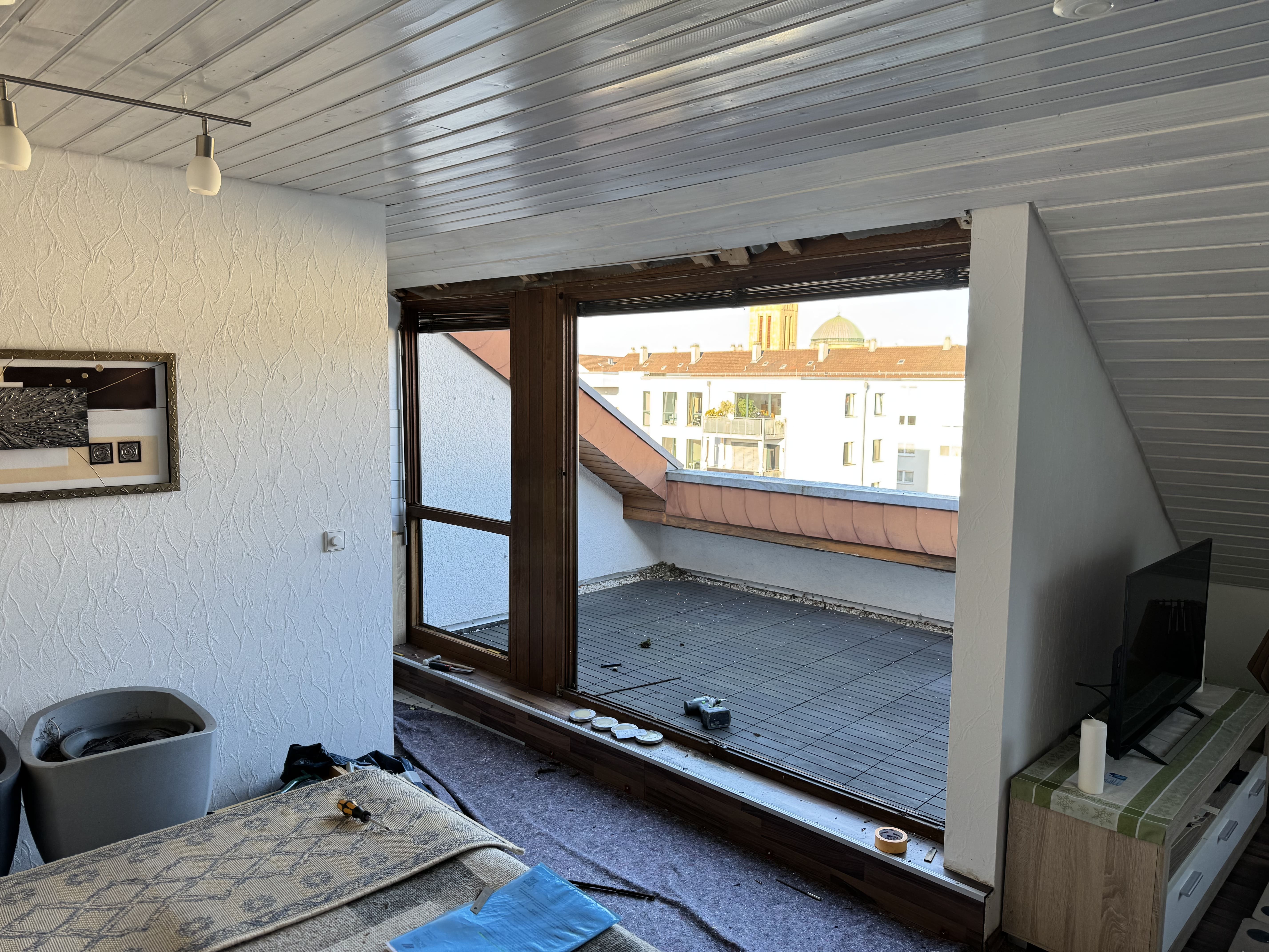 Innenansicht während der Demontage der alten Fensteranlage vor dem Fensteraustausch in Mannheim.