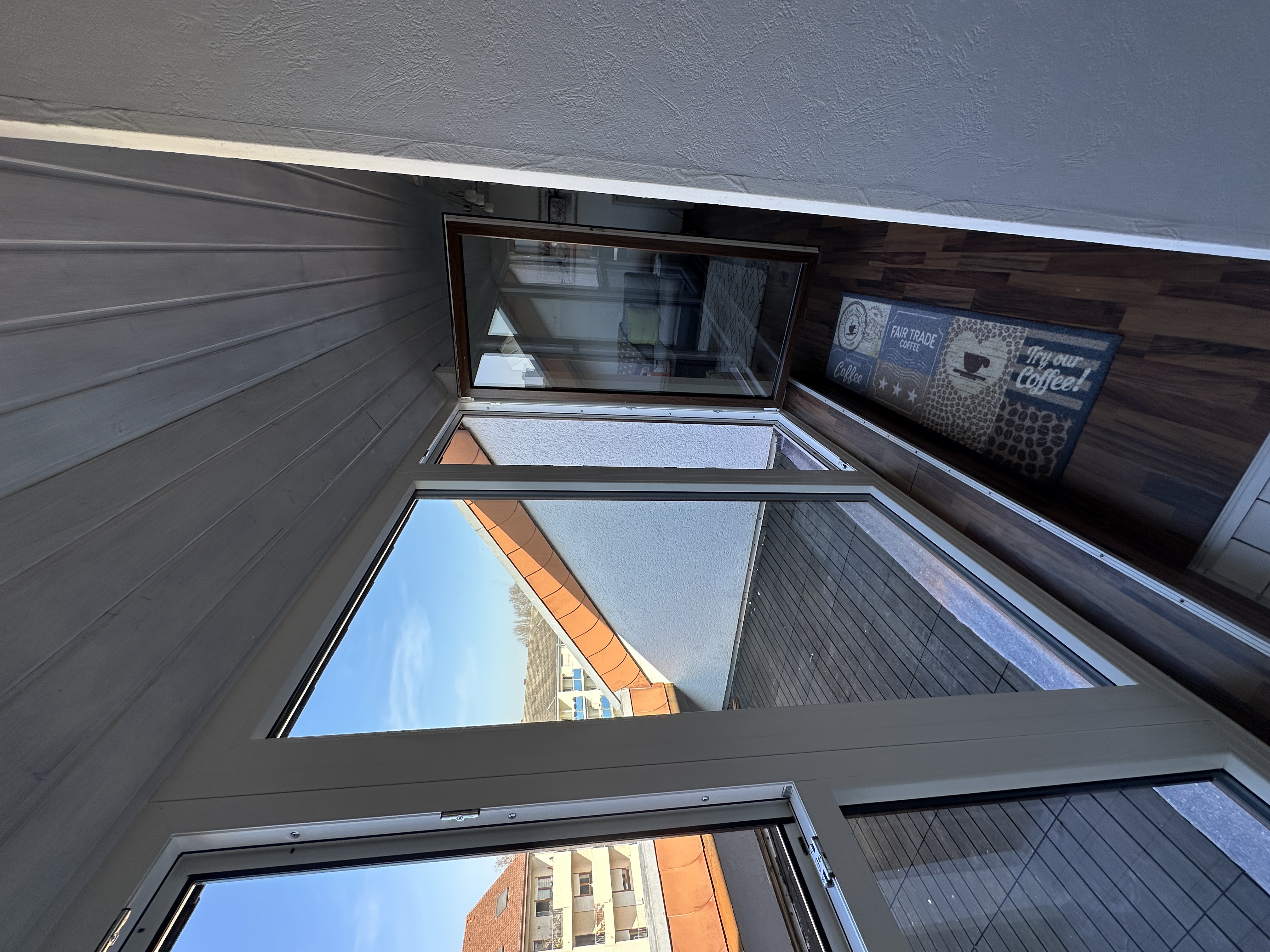 Neue Gealan S9000 Kunststofffenster mit Blick auf die Dachterrasse in Mannheim.