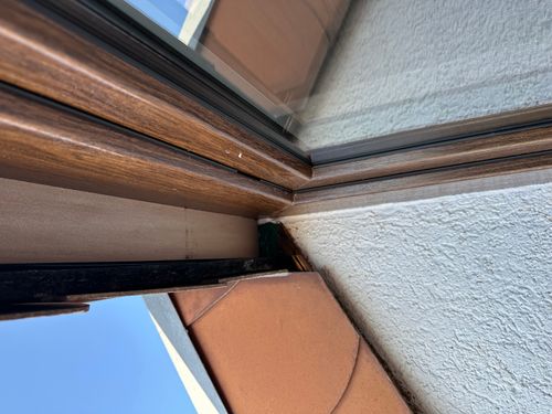 Detail der neuen Kunststofffenster in Renolit Eiche rustikal mit Holzoptik.