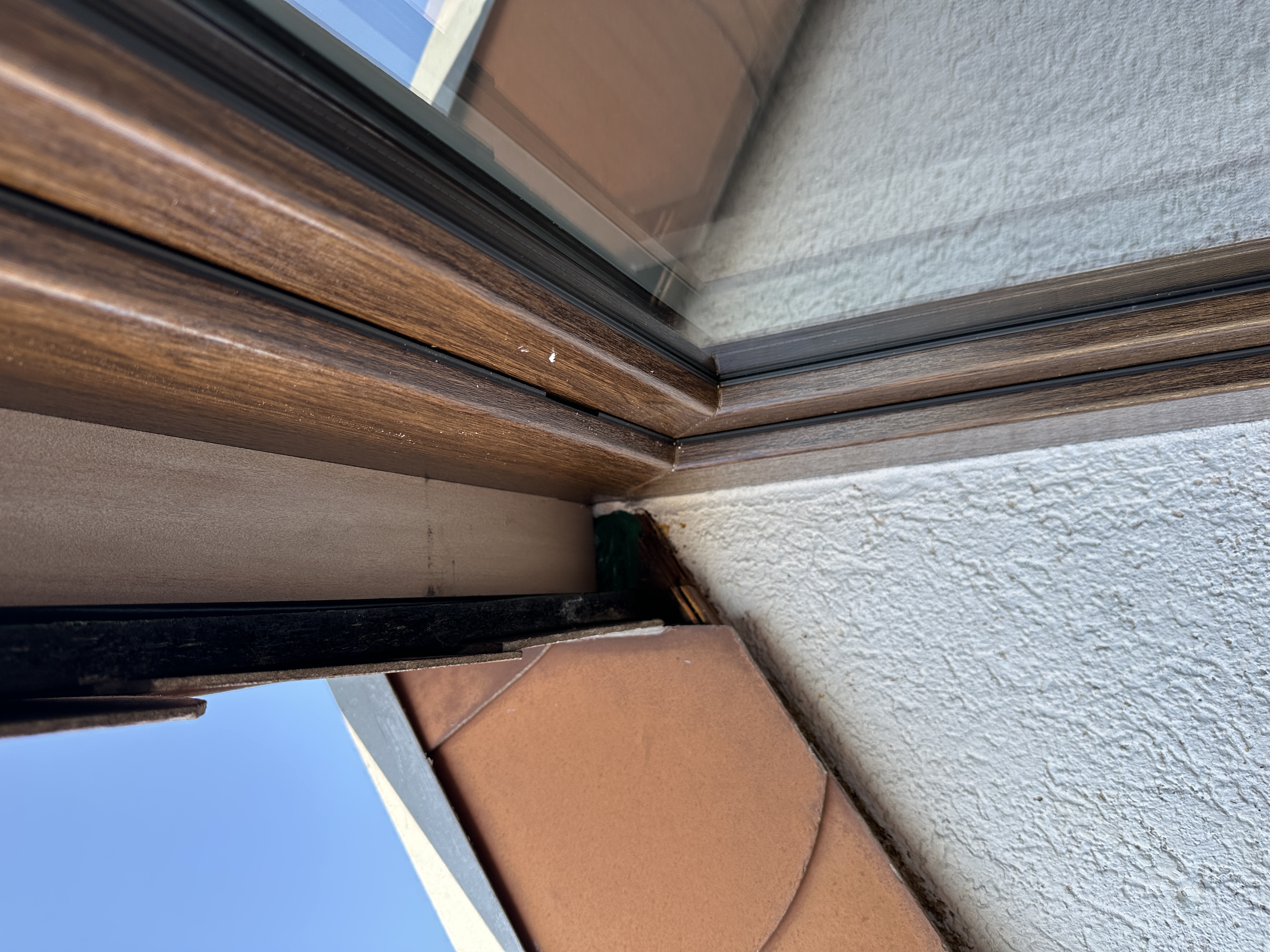 Detail der neuen Kunststofffenster in Renolit Eiche rustikal mit Holzoptik.