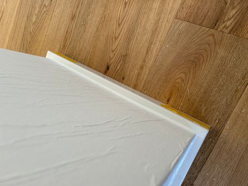 Weiße Sockelleisten an Eichenparkett in Viernheim.