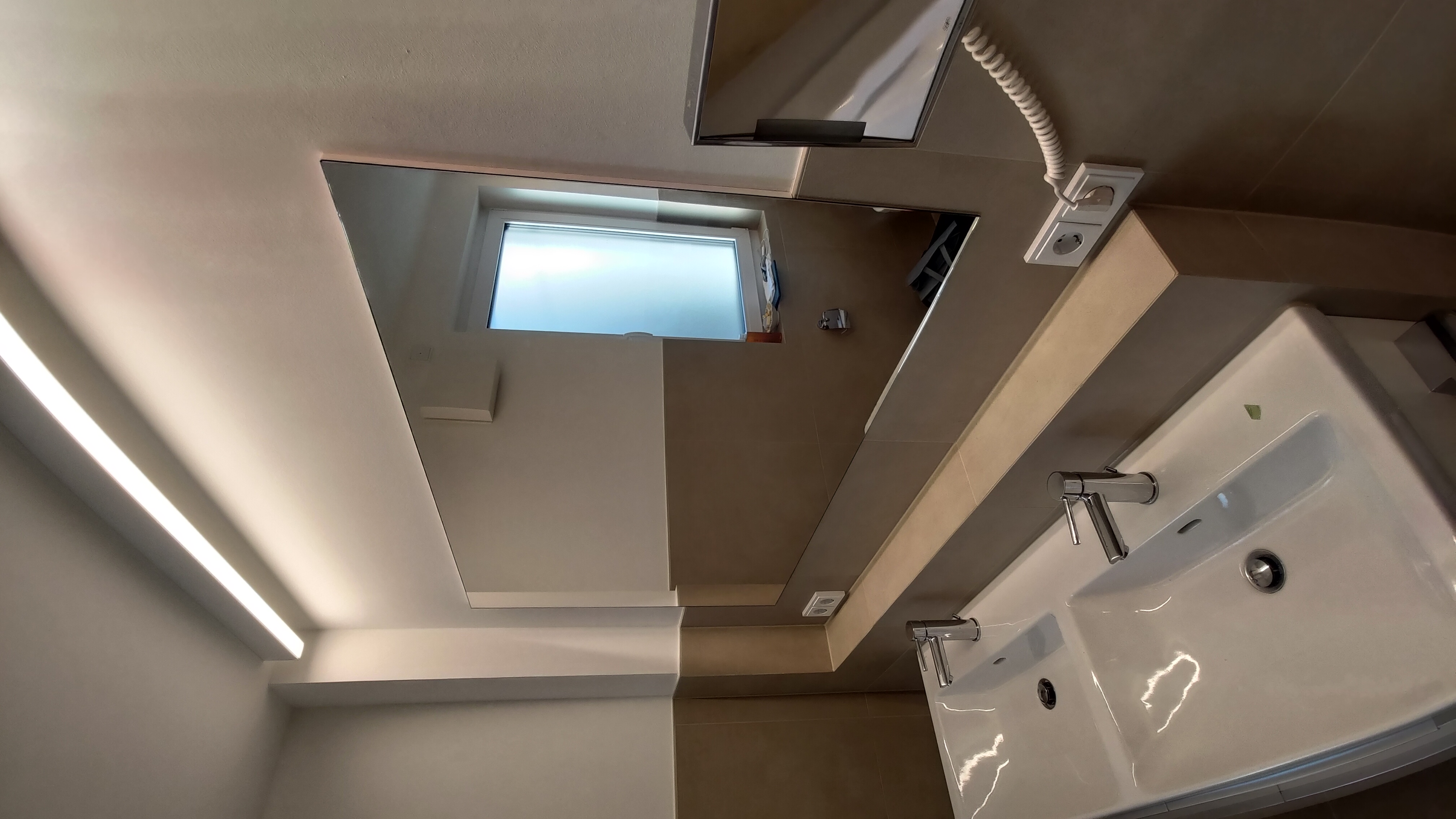 Großer Wandspiegel über dem Doppelwaschbecken in Wiesloch.