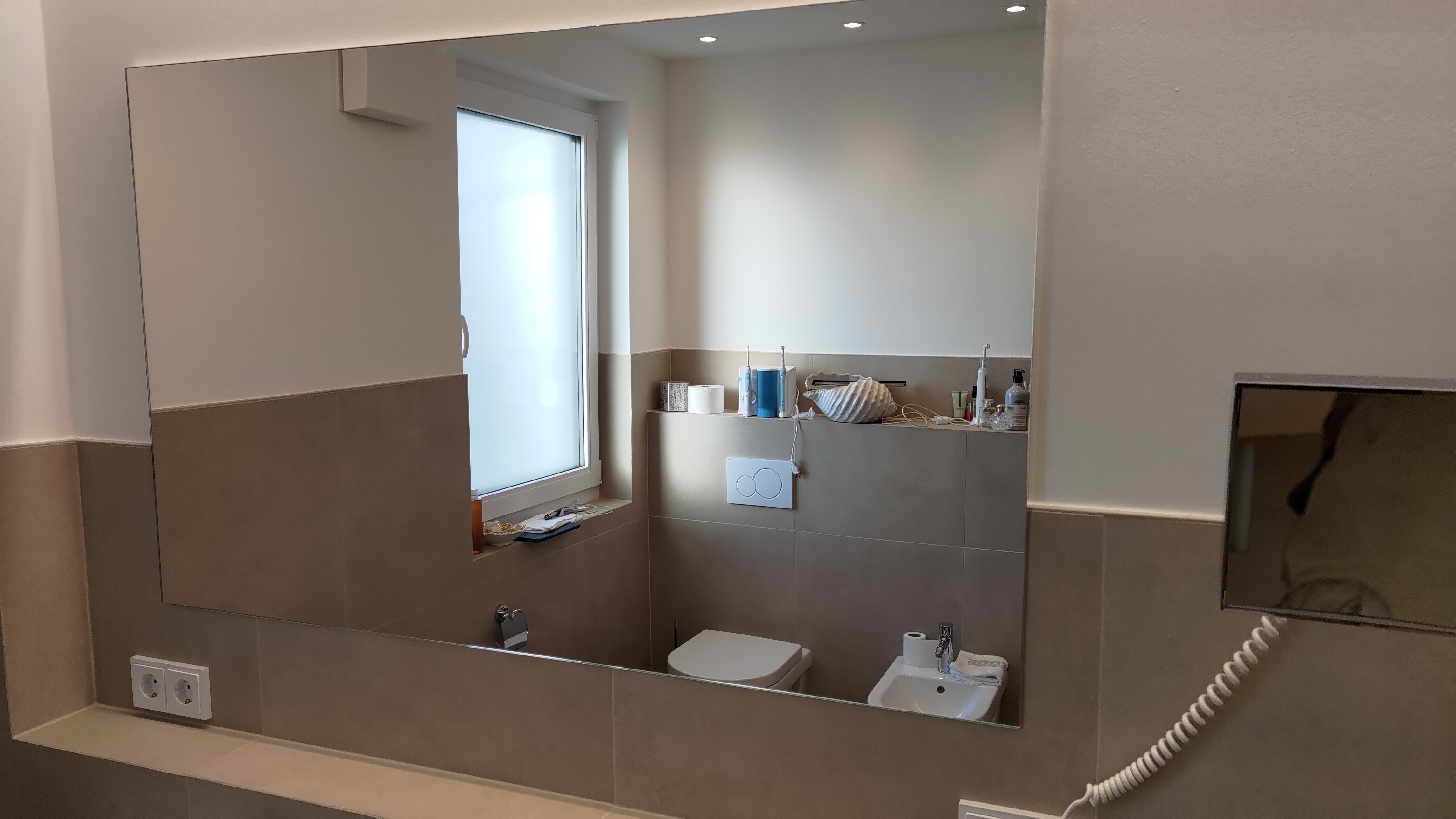 Großer maßgefertigter Badezimmerspiegel in Wiesloch.